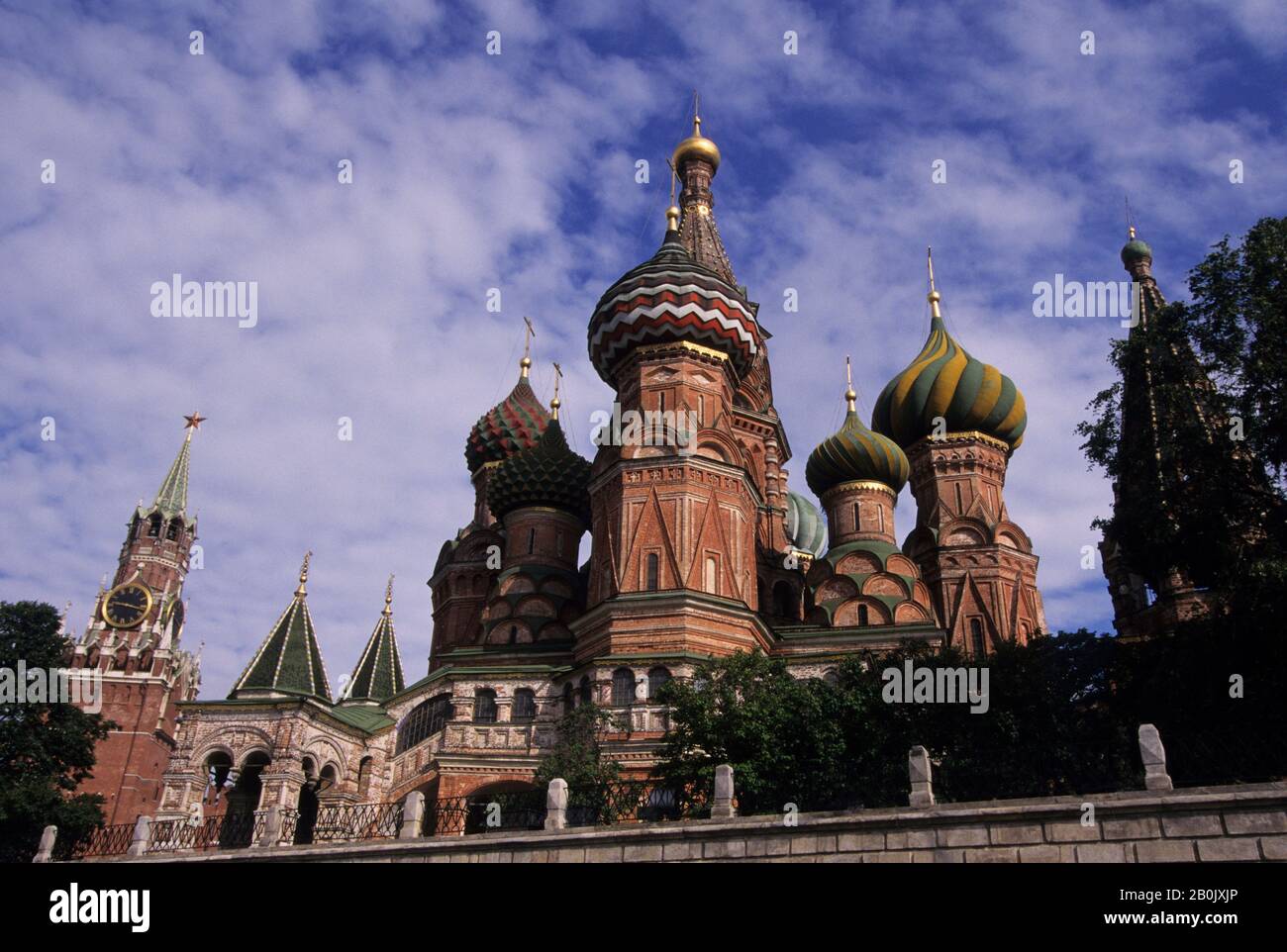 RUSSIA, MOSCA, PIAZZA ROSSA DELLA CATTEDRALE DI SAN BASILIO, LA TORRE DI SPASSKAYA SULLO SFONDO Foto Stock