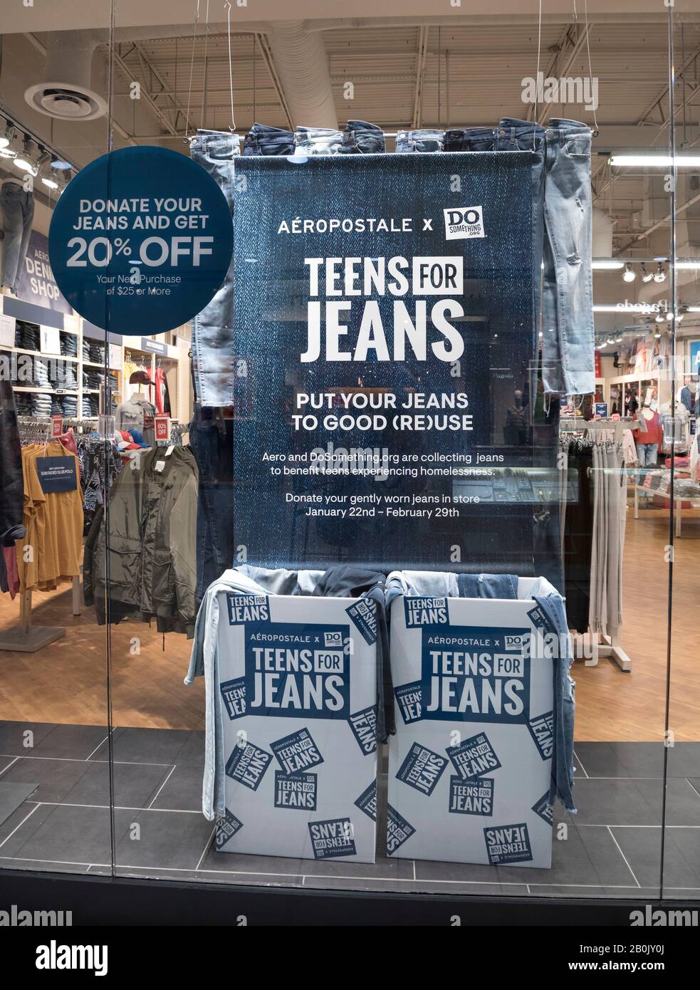 Adolescenti Per Jeans da negozio di abbigliamento Aeropostale sta raccogliendo jeans leggermente indossati per distribuire e aiutare gli adolescenti senza casa. Foto Stock