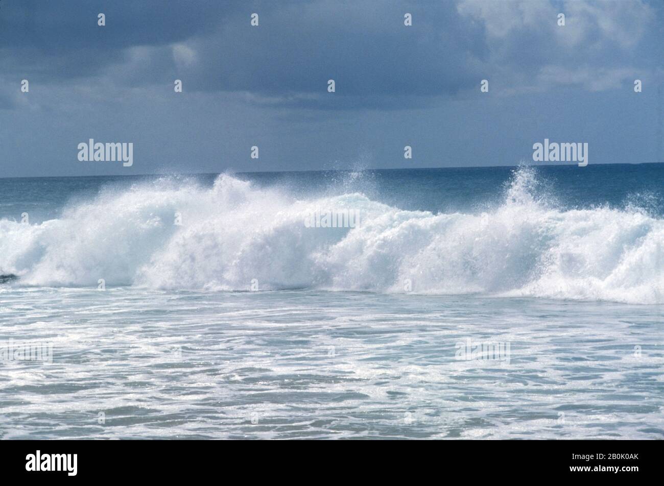 MARE, ONDE CHE SI INFRANGONO SULLA RIVA Foto Stock