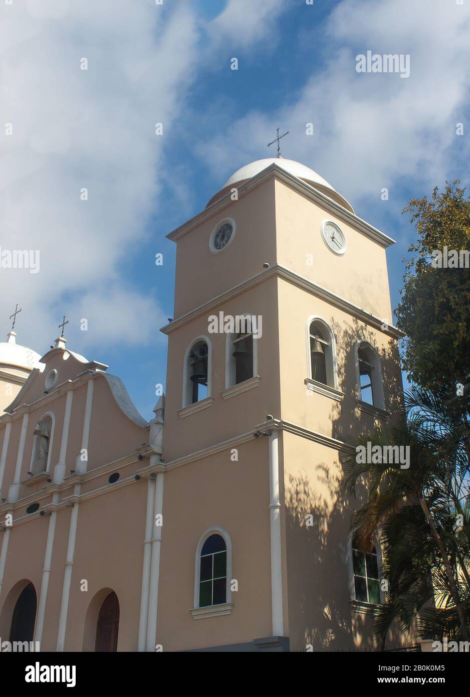 Chiesa cattolica dall'epoca coloniale, nella città di Cocorote in Venezuela vista prospettica di edificio in mattoni Foto Stock