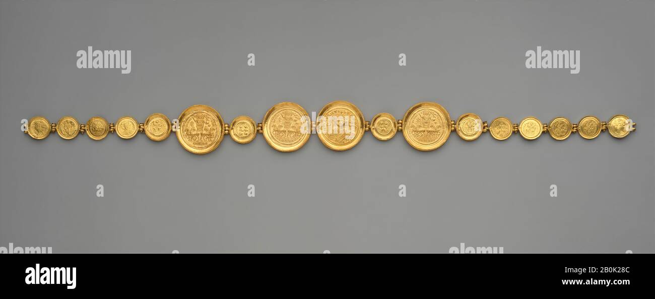 Cintura con Monete e Medaglioni, bizantino, ca. 583, riassemblato dopo la scoperta, Bizantino, Impostazioni: Oro - foglio: Filo - perline. Monete: Oro - stampato., Totale: 26 9/16 x 2 3/16 x 1/4 in. (67,5 x 5,5 x 0,6 cm) Peso: 348g, diametro di 9 piccoli medaglioni: 1 x 1/8 in. (2,5 x 0,3 cm), diametro di 4 medaglioni di medie dimensioni: 1 3/16 x 3/16 in. (3 x 0,5 cm), diametro di 4 grandi medaglioni: 2 3/16 x 1/4 poll. (5,5 x 0,6 cm), Metallo-oro Foto Stock