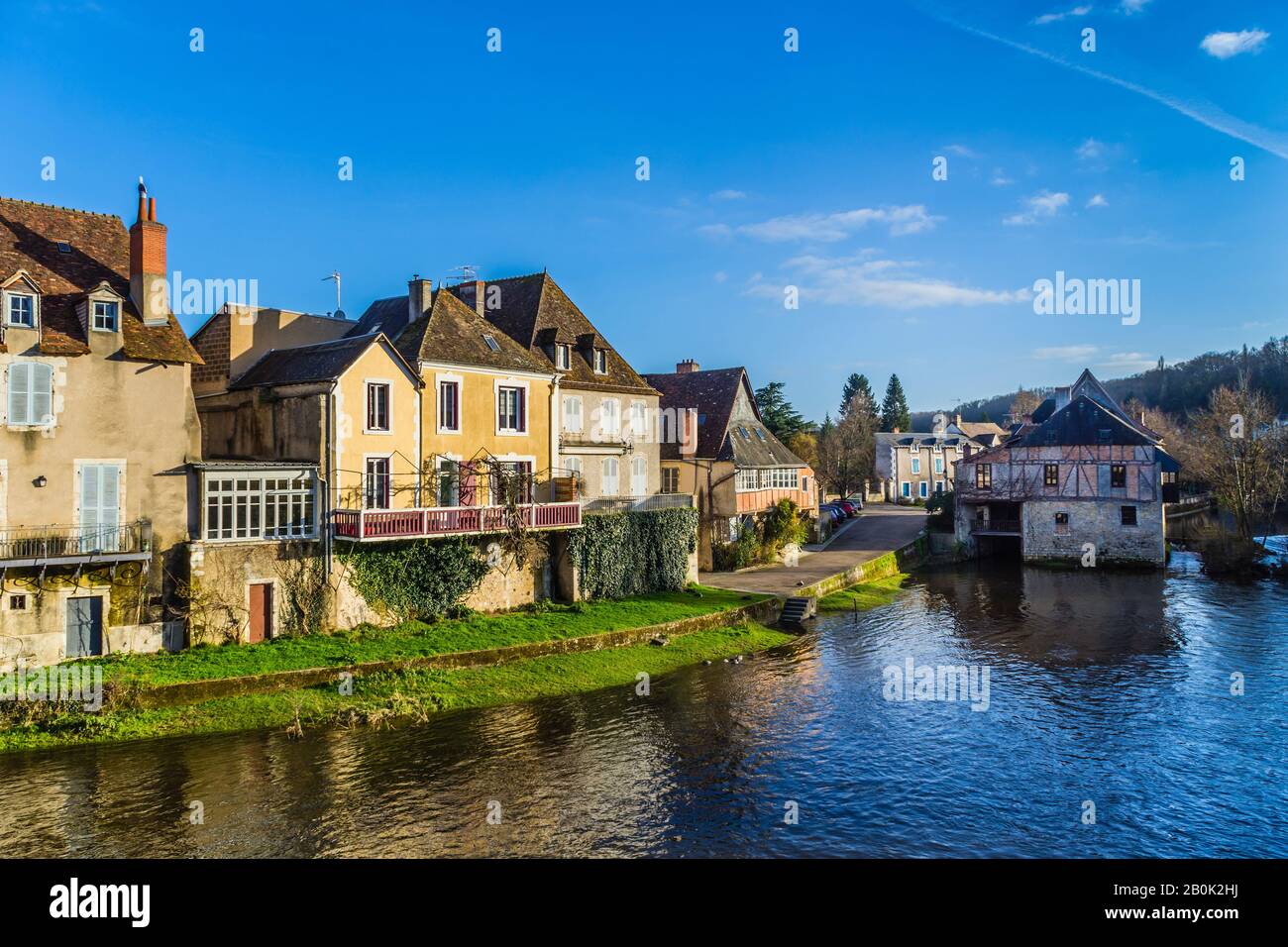Facciata Riverside e proprietà domestiche, Argenton-sur-Creuse, Indre, Francia. Foto Stock