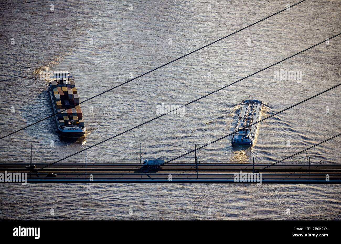 Foto aerea, navigazione sul Reno, il fiume Reno, Oberkasseler Brücke, Düsseldorf, Renania, nel Land Renania settentrionale-Vestfalia, della navigazione interna, br Foto Stock