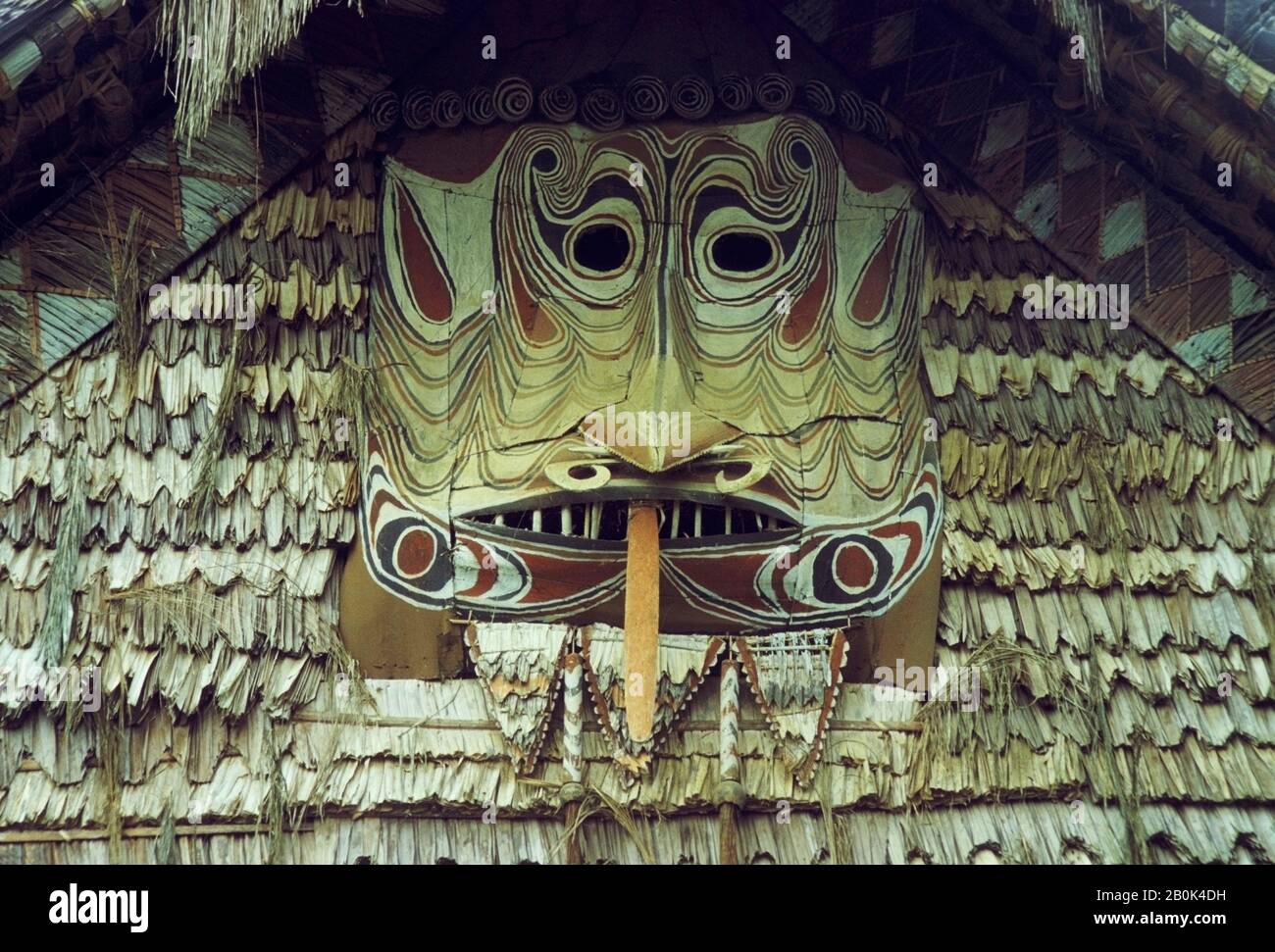 PAPUA NUOVA GUINEA, FIUME SEPIK, CASA DI SPIRITO, (HAUS TAMBARAN), FACCIATA SCOLPITA E DIPINTA, DETTAGLIO Foto Stock