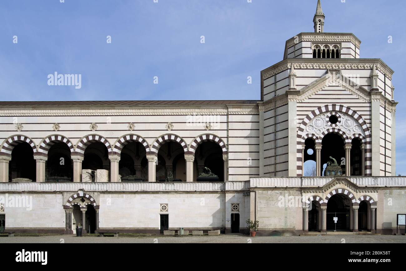 Transetto Est del Cimitero Monumentale di Milano progettato da Carlo Maciachini, 1866, con archi e colonne, Milano, Italia Foto Stock