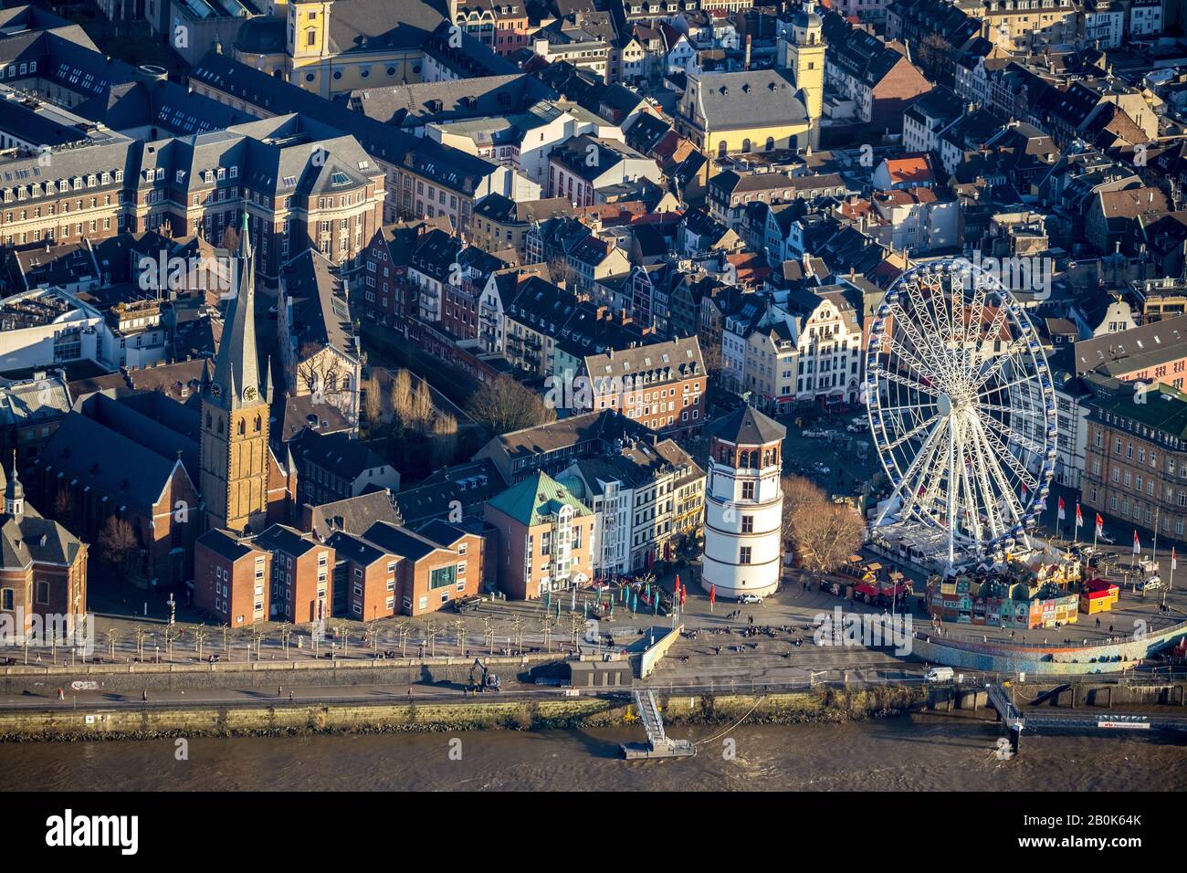 Vista aerea, il centro storico e la passeggiata sul lungofiume del Reno, torre di castello, Burgplatz, chiesa cattolica St. Lambertus Basilica, ruota panoramica Ferris con il mercatino di Natale, Düssel Foto Stock