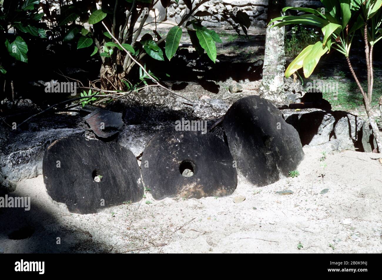 MICRONESIA, YAP ISL, MAPPA ISL., TRADIZIONALE MONETA DI PIETRA, ESPOSTO LUNGO UN PERCORSO DEL VILLAGGIO Foto Stock