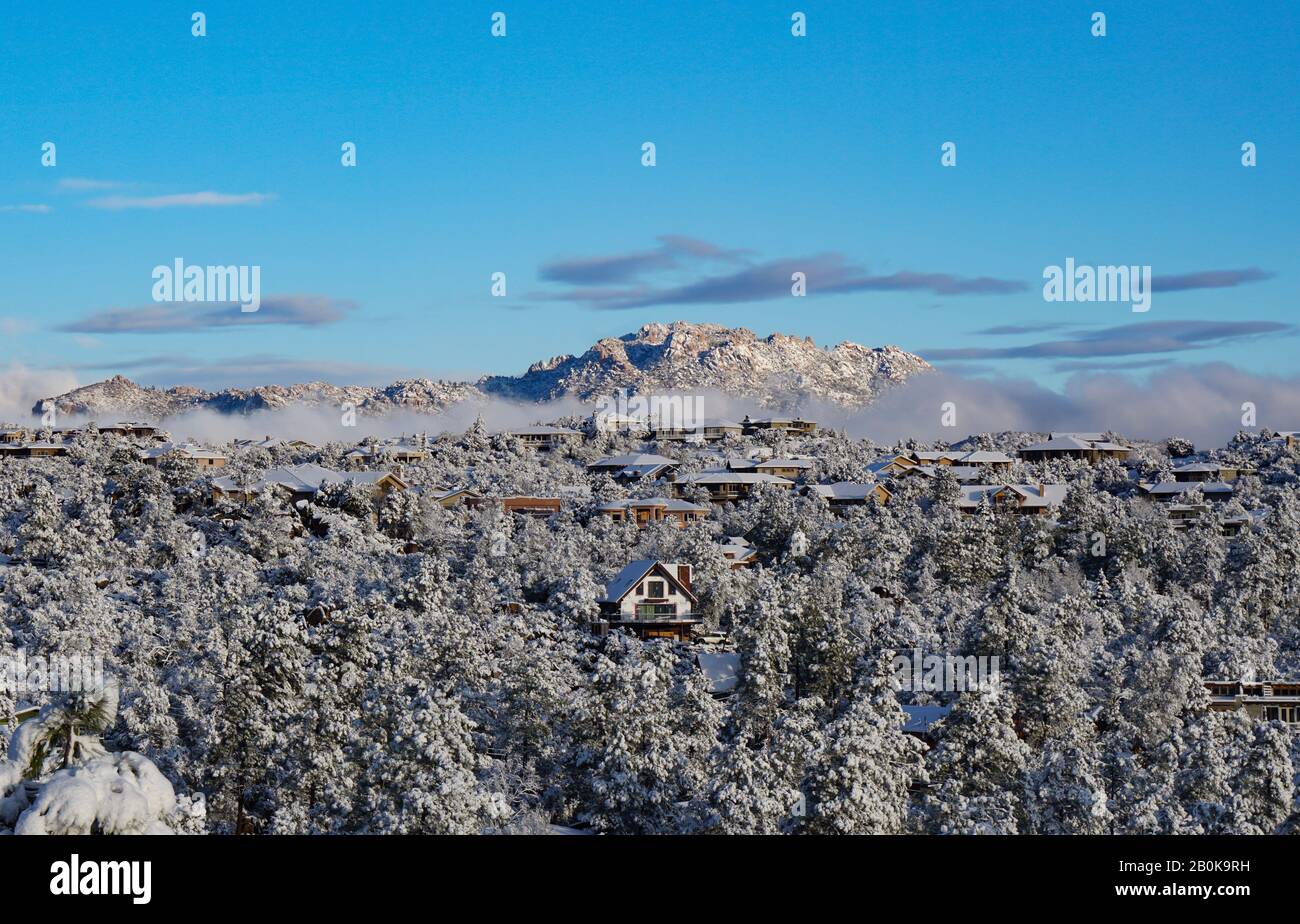 Granito montagna e la valle sotto coperta di neve al mattino luce. Foto Stock