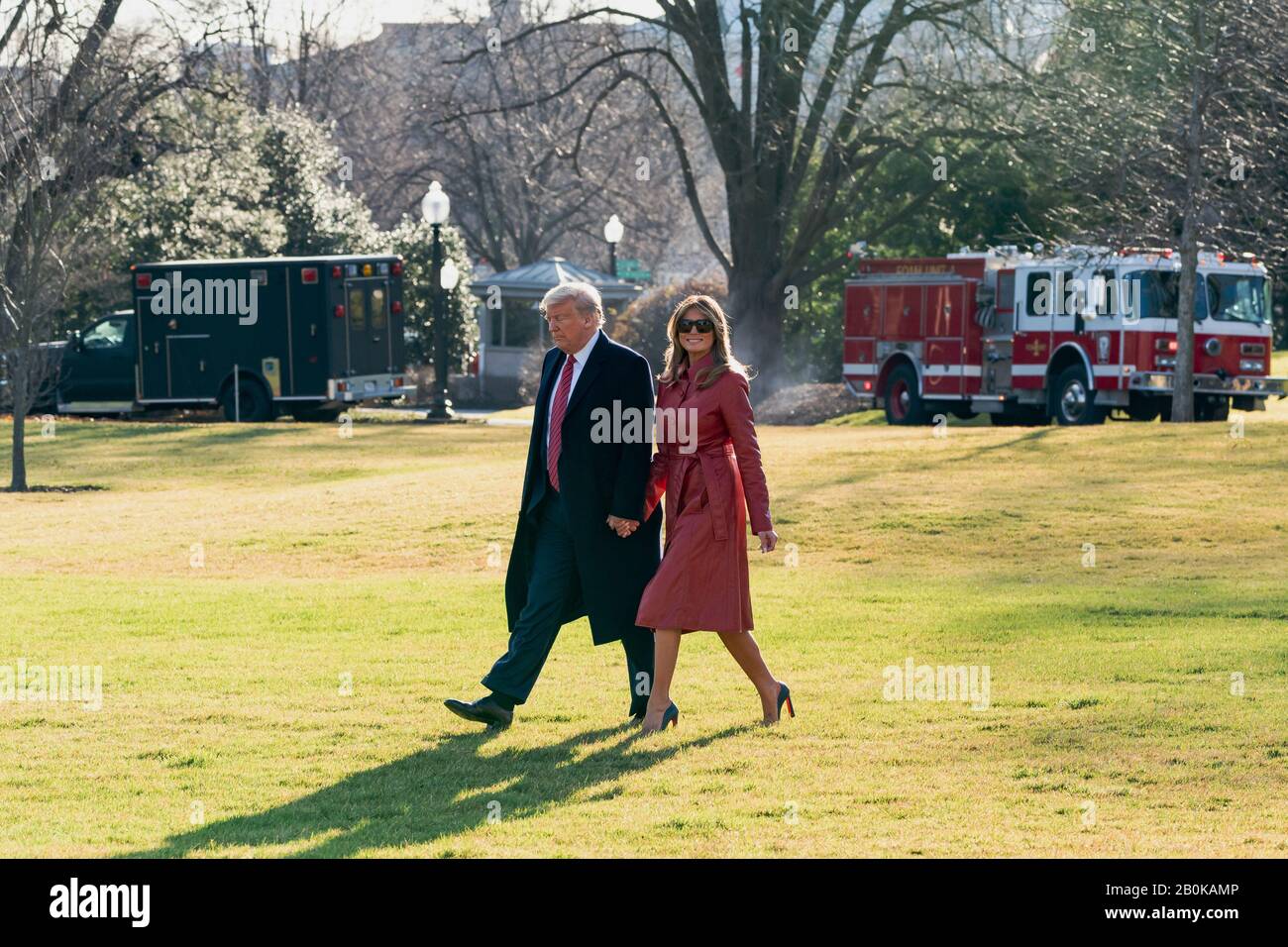 Washington DC, USA - 14 Feb 2020 - il presidente Donald J Trump e First Lady Melania Trump camminano attraverso il prato meridionale della Casa Bianca prima di salire a bordo Foto Stock