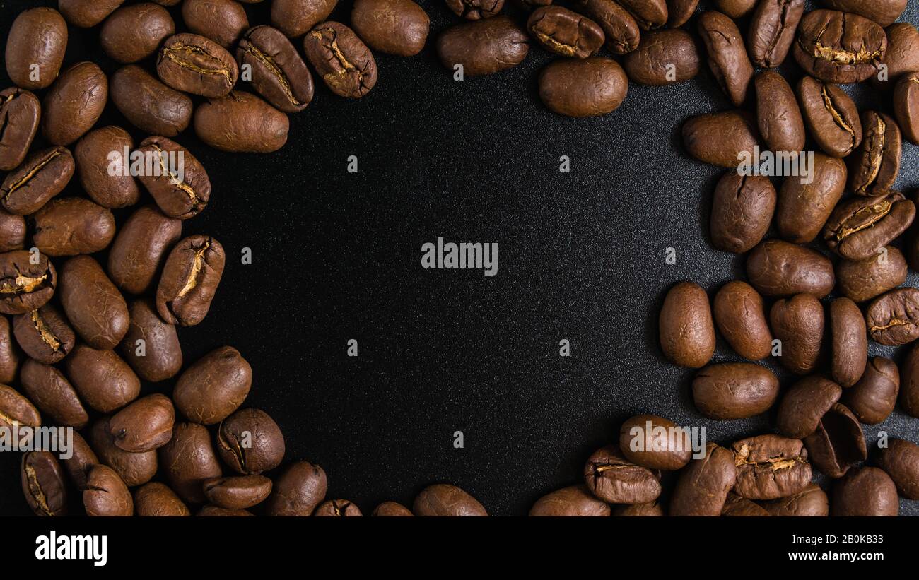 primo piano, chicchi di caffè su sfondo nero Foto Stock