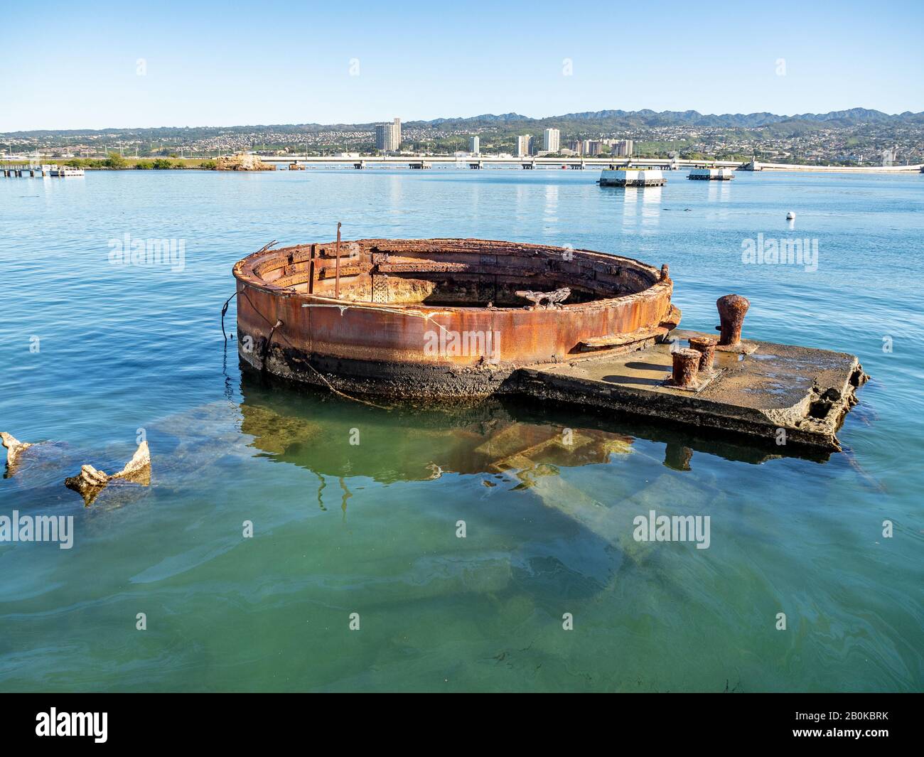 Resti della USS Arizona che si trovano sotto l'acqua, come visto dal Memorial costruito attraverso la cima. Foto Stock