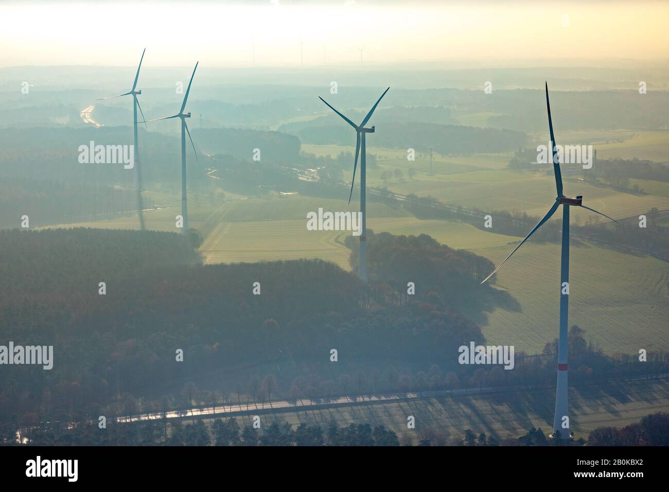 Fotografia aerea, turbine eoliche retroilluminate, Parco Naturale Hohe Mark, Haltern am See, zona Ruhr, Renania Settentrionale-Vestfalia, Germania, DE, Europa, paesaggio collinare Foto Stock