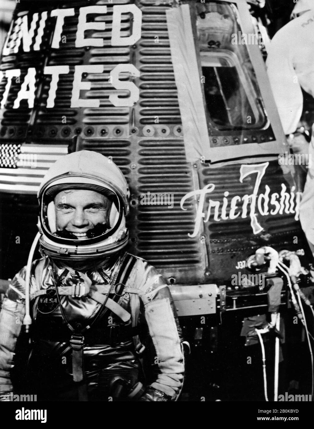 Il 20 febbraio 1962, la NASA lanciò uno dei voli più importanti della storia americana. La missione? Manda un uomo ad orbita attorno alla Terra, osserva le sue reazioni e lo riporta a casa in modo sicuro. Il pilota di questo volo storico, John Glenn, divenne un eroe nazionale e un simbolo di ambizione americana. In 4 ore e 56 minuti, John Glenn ha cerchiato il globo tre volte, raggiungendo velocità di oltre 17.000 miglia all'ora. La missione di successo si è conclusa con uno smashdown e recupero nell'Oceano Atlantico, a 800 miglia a sud-est delle Bermuda. NASA/UPI Foto Stock
