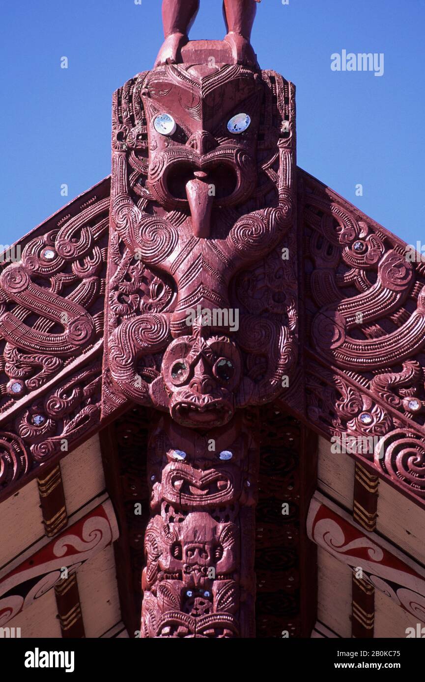 NUOVA ZELANDA, ROTORUA, MAORI MARAE, (RIUNIONE E CASA DELLA COMUNITÀ), CAMPANILE SCOLPITO Foto Stock