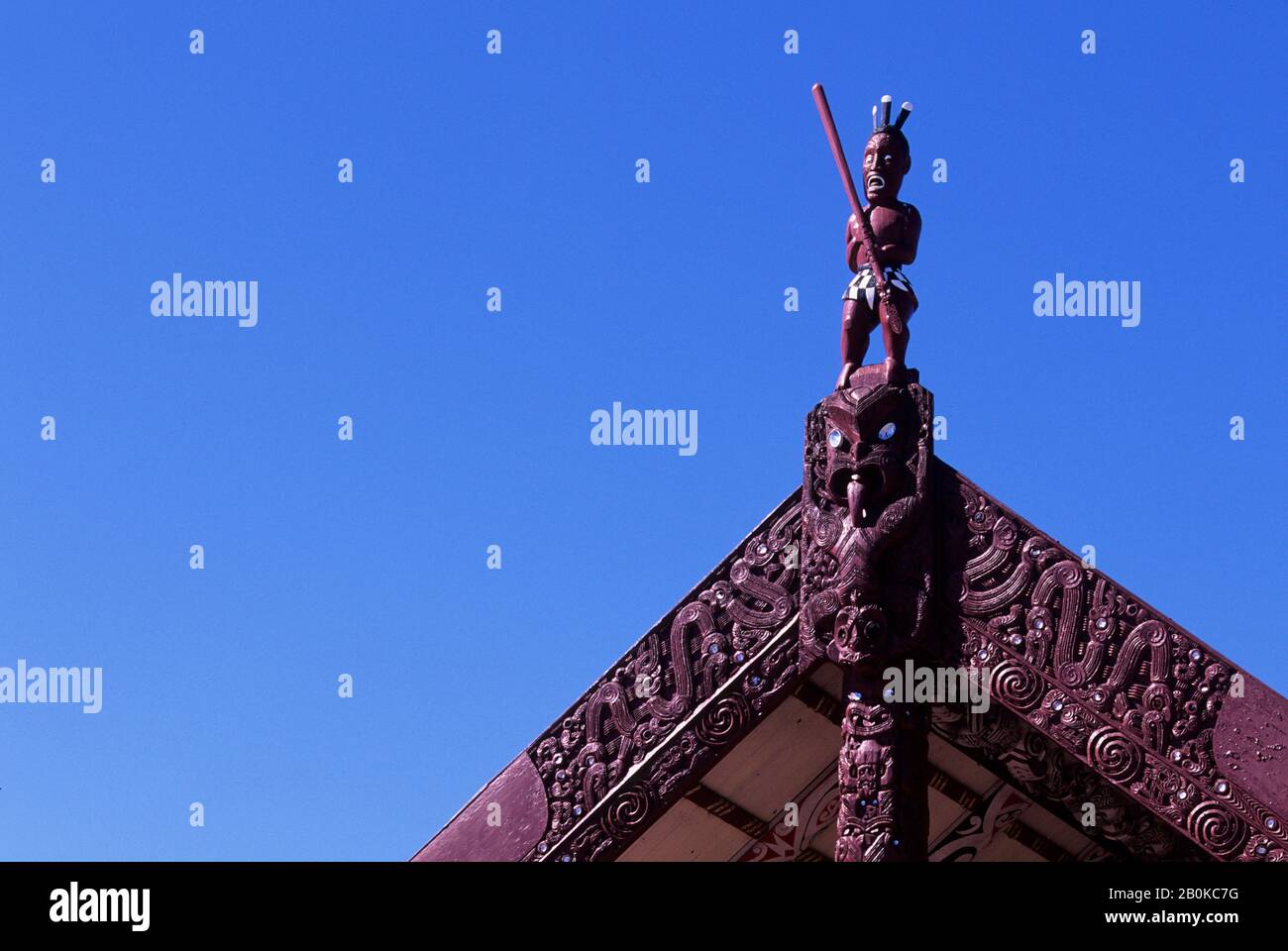 NUOVA ZELANDA, ROTORUA, MAORI MARAE, (RIUNIONE E CASA DELLA COMUNITÀ), CAMPANILE SCOLPITO Foto Stock
