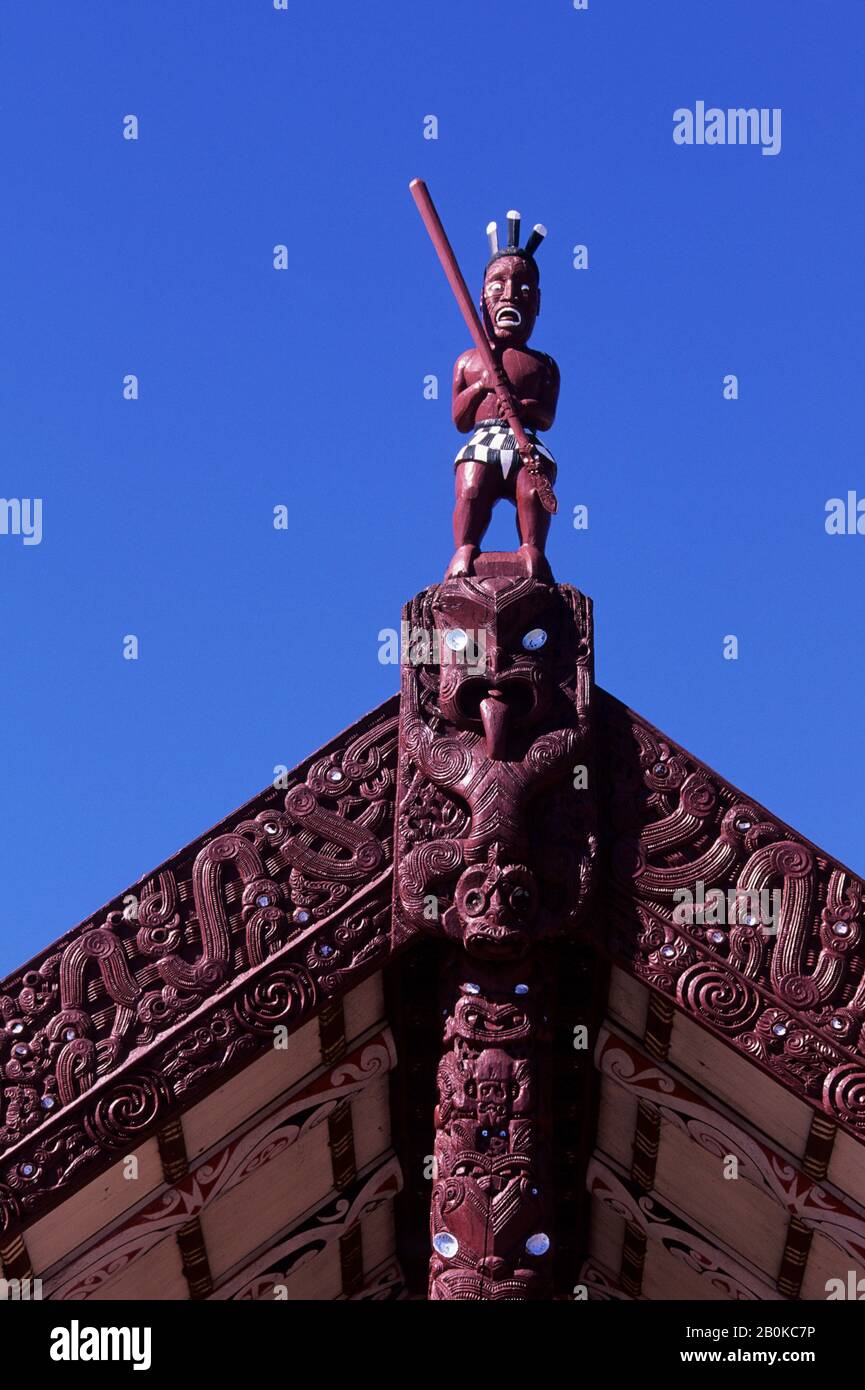 NUOVA ZELANDA, ROTORUA, MAORI MARAE, (RIUNIONE E CASA DELLA COMUNITÀ), CAMPANILE SCOLPITO Foto Stock
