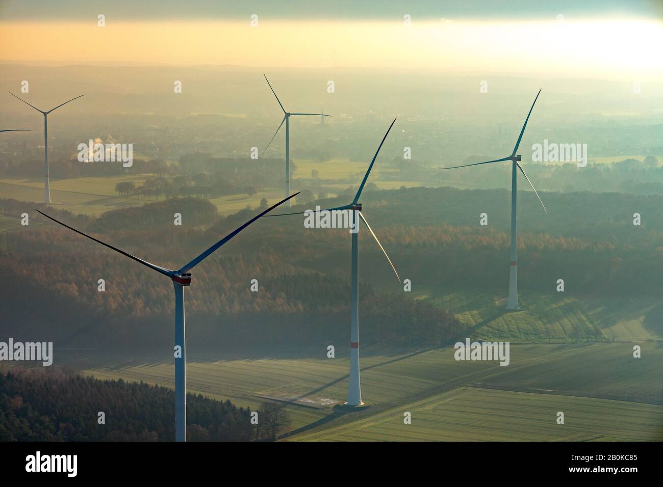 Fotografia aerea, turbine eoliche retroilluminate, Parco Naturale di Hohe Mark, Haltern am See, zona della Ruhr, Renania Settentrionale-Vestfalia, Germania, DE, Europa, vista distante, Foto Stock