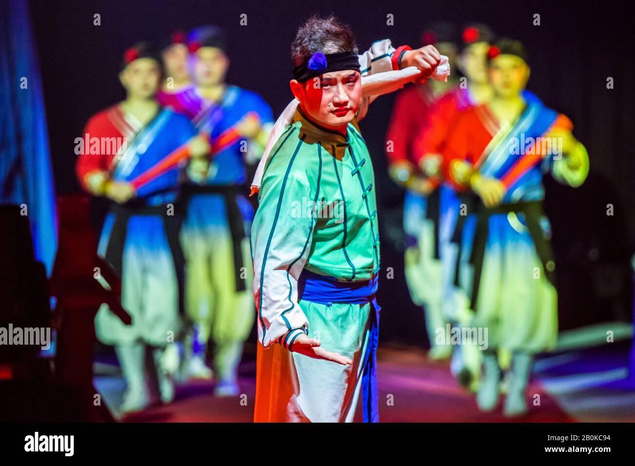 Girona, SPAGNA - 18 FEBBRAIO: La Troupe acrobatica Anhui della Cina si esibisce durante il Festival Internazionale del Circo Elefant d'Or al Parc de la Devesa a febbraio Foto Stock