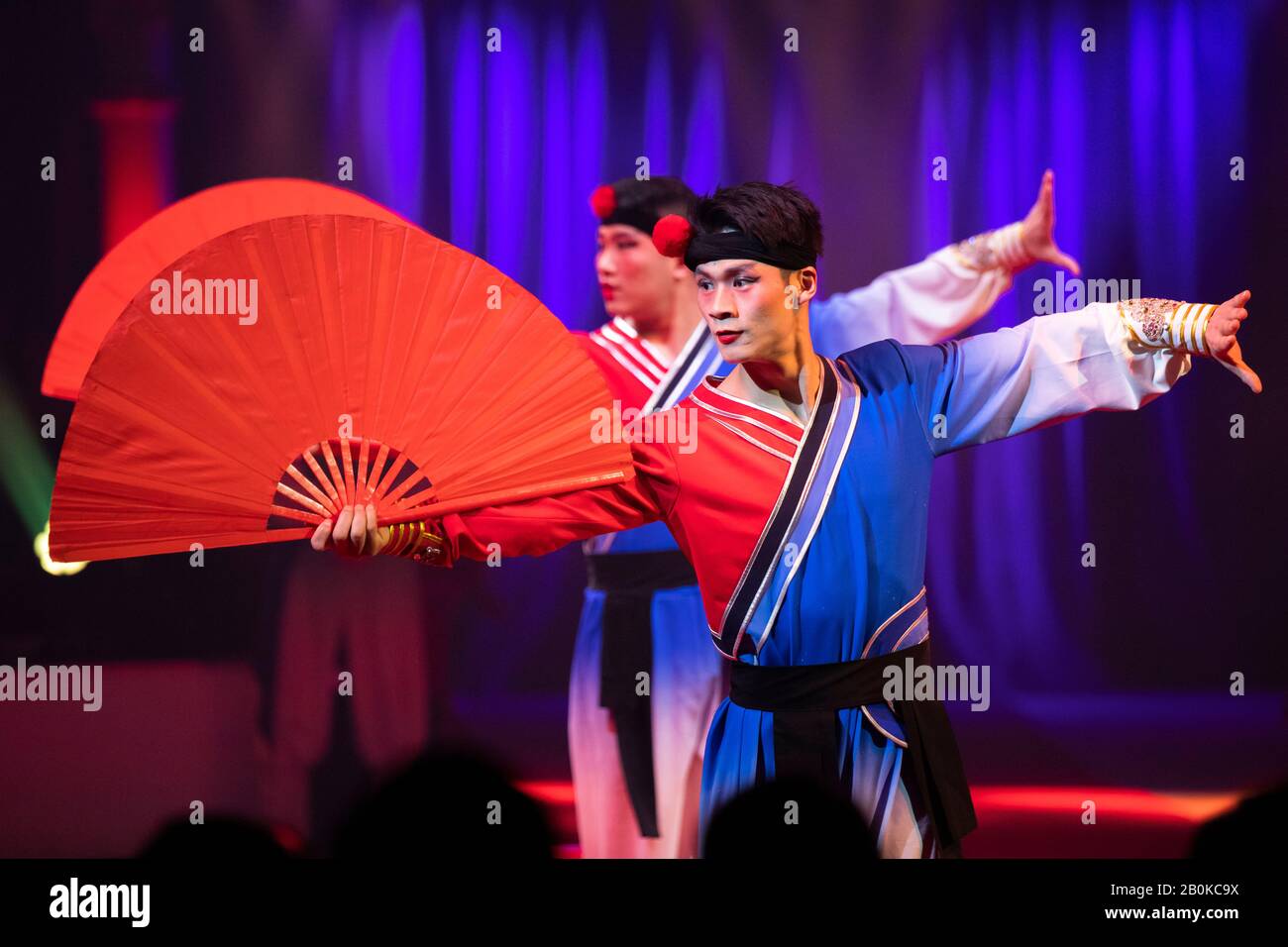 Girona, SPAGNA - 18 FEBBRAIO: La Troupe acrobatica Anhui della Cina si esibisce durante il Festival Internazionale del Circo Elefant d'Or al Parc de la Devesa a febbraio Foto Stock