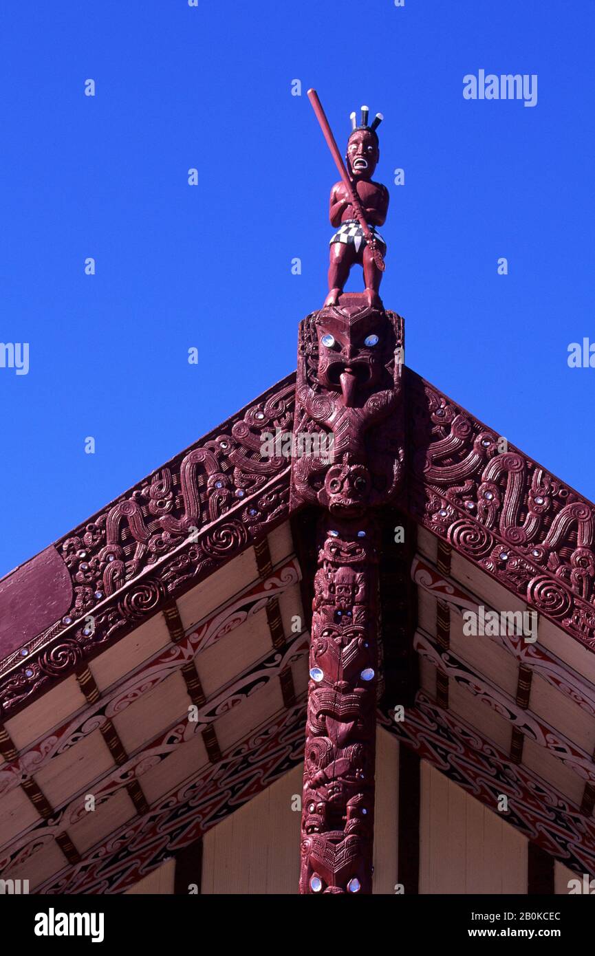 NUOVA ZELANDA, ROTORUA, MAORI MARAE, (RIUNIONE E CASA DELLA COMUNITÀ), CAMPANILE SCOLPITO Foto Stock