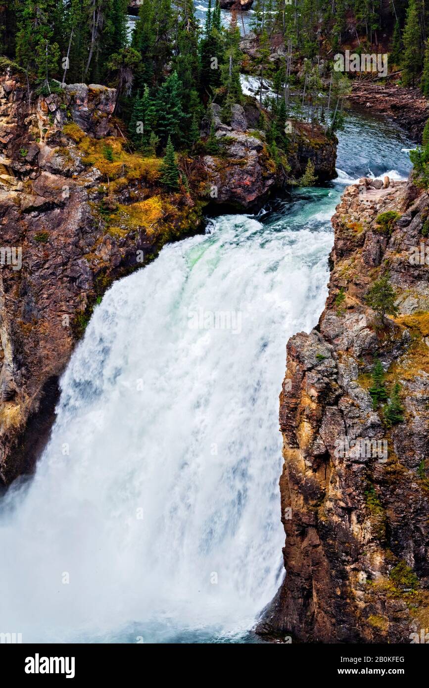 Il fiume che scorre velocemente finisce in una cascata attraverso uno stretto canyon. Foto Stock