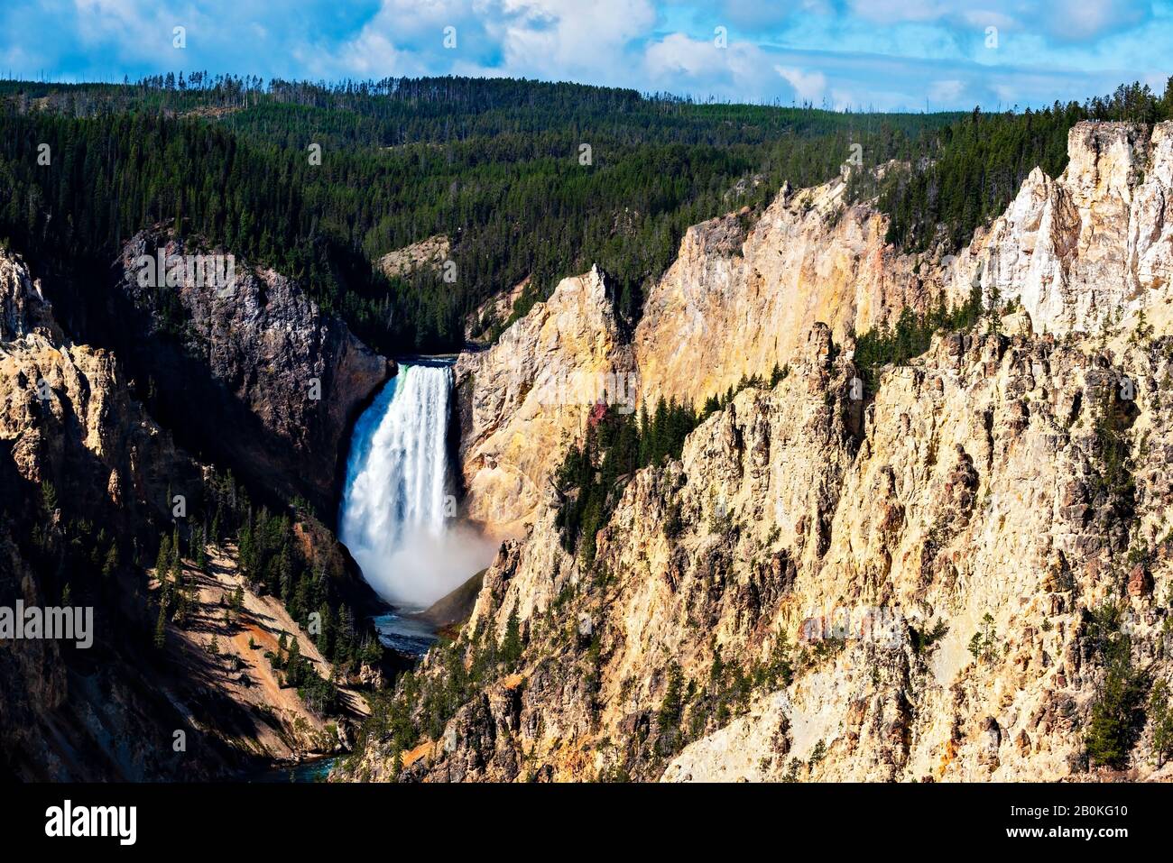 Guardando attraverso il canyon profondo a grande cascata e foresta oltre sotto cielo nuvoloso. Foto Stock
