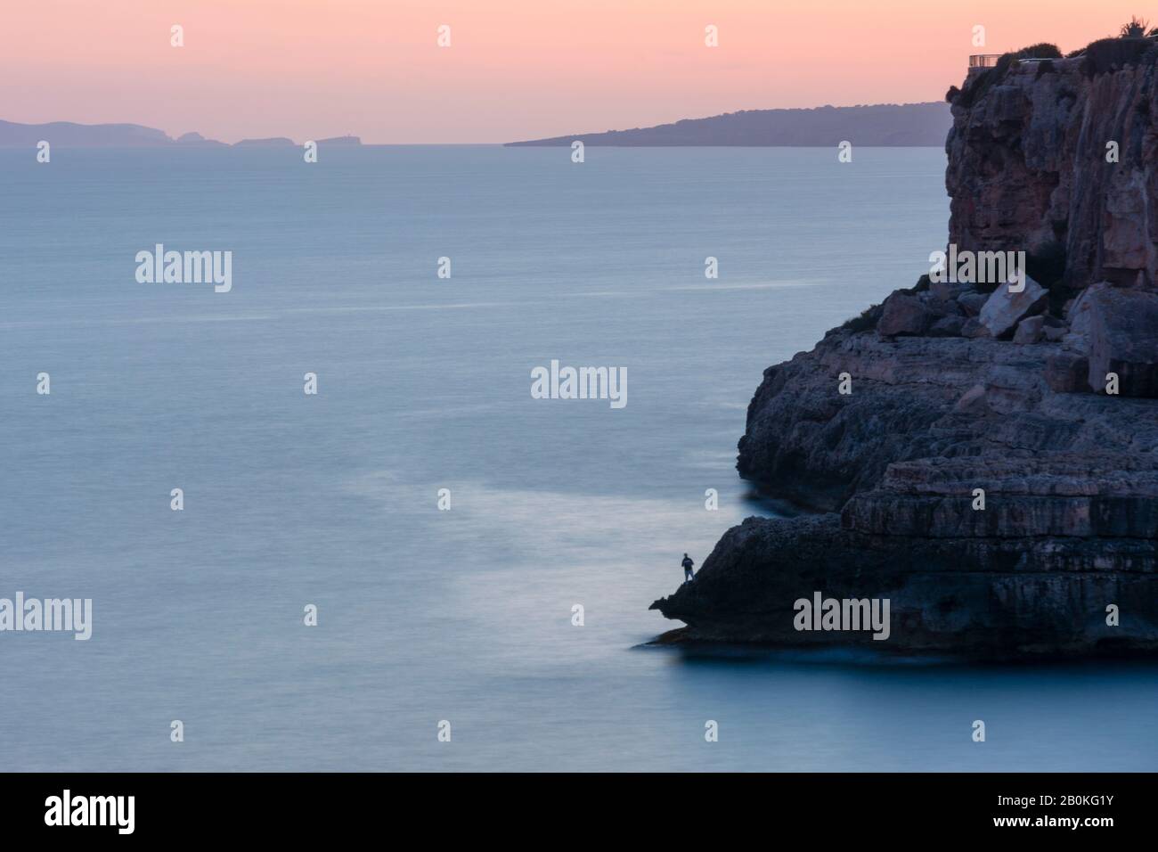 Paesaggio marino Inglés, di cala figuera, visto dalla torre di difesa del 18 ° secolo, e attuale torre radar Foto Stock