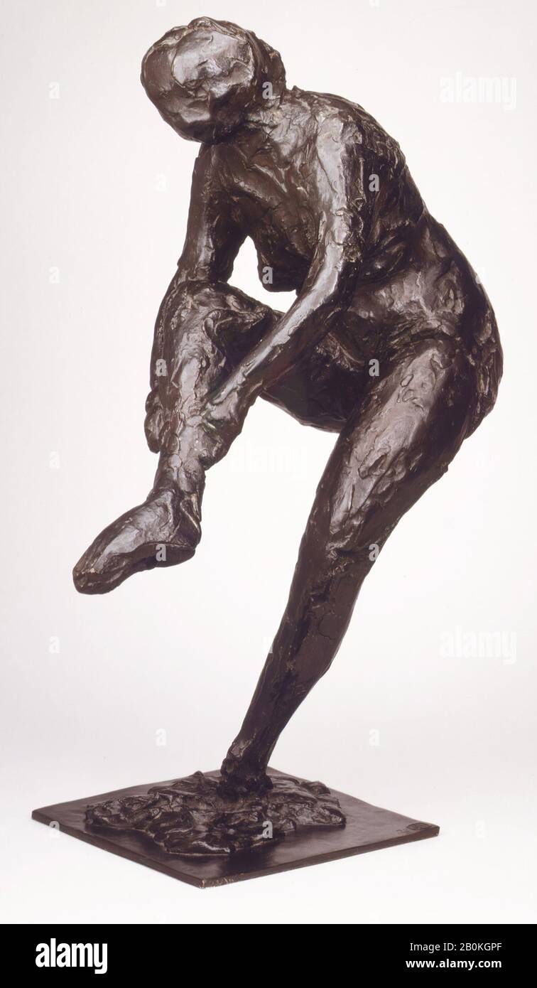 Edgar Degas, Dancer Che Ha Messo Sul Suo Stockings (Secondo Stato), Francese, Edgar Degas (Francese, Parigi 1834–1917 Parigi), Modellato Forse Ca. 1900, fuso 1920, francese, bronzo, 17-1/4 x 6-3/4 x 11-1/2 in. (43,8 x 17,1 x 29,2 cm.), scultura-bronzo Foto Stock