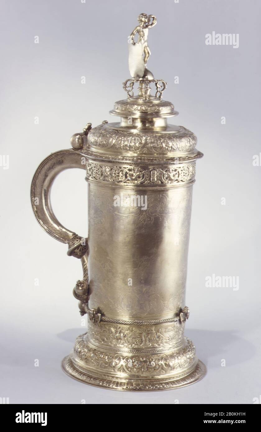 Flagon, probabilmente tedesco, fine 16th secolo, probabilmente tedesco, argento dorato, 12 1/4 × 5 1/8 in. (31,1 × 13 cm), Metallo-argento Foto Stock