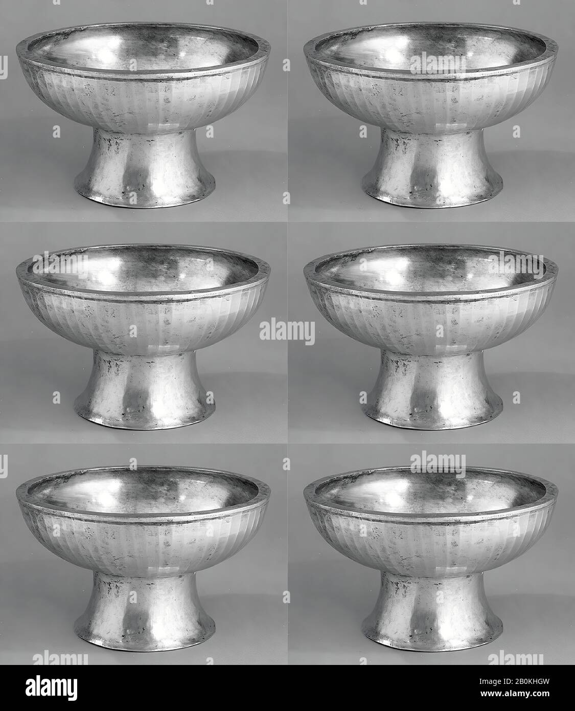 Ciotola pied, Sasanian, Sasanian, Data ca. 6th secolo d.C., Iran, Sasanian, Argento, 4,41 pollici. (11,2 Cm), Con Iscrizione A Bordo Di Vasi In Metallo Foto Stock