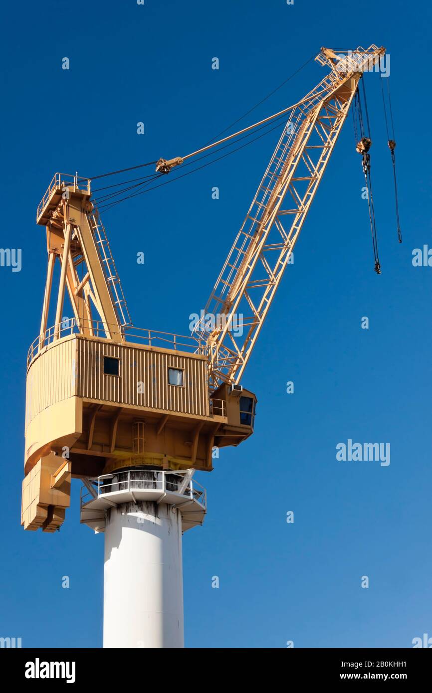 Gru da cantiere gialla su sfondo blu cielo Foto Stock