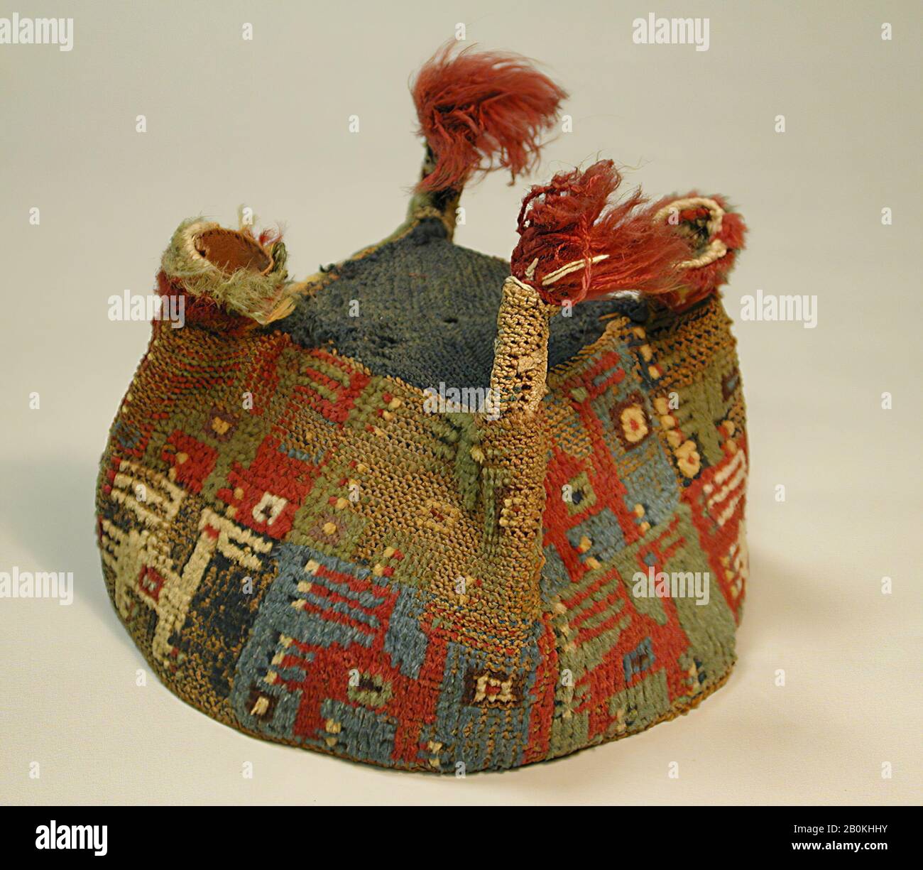 Cappello a quattro Angoli, Wari, 7th-9th secolo, Perù, Wari, capelli Camelidi, W x D: 6 1/2 x 6in. (16,5 x 15,2 cm), Textiles-Costumi Foto Stock