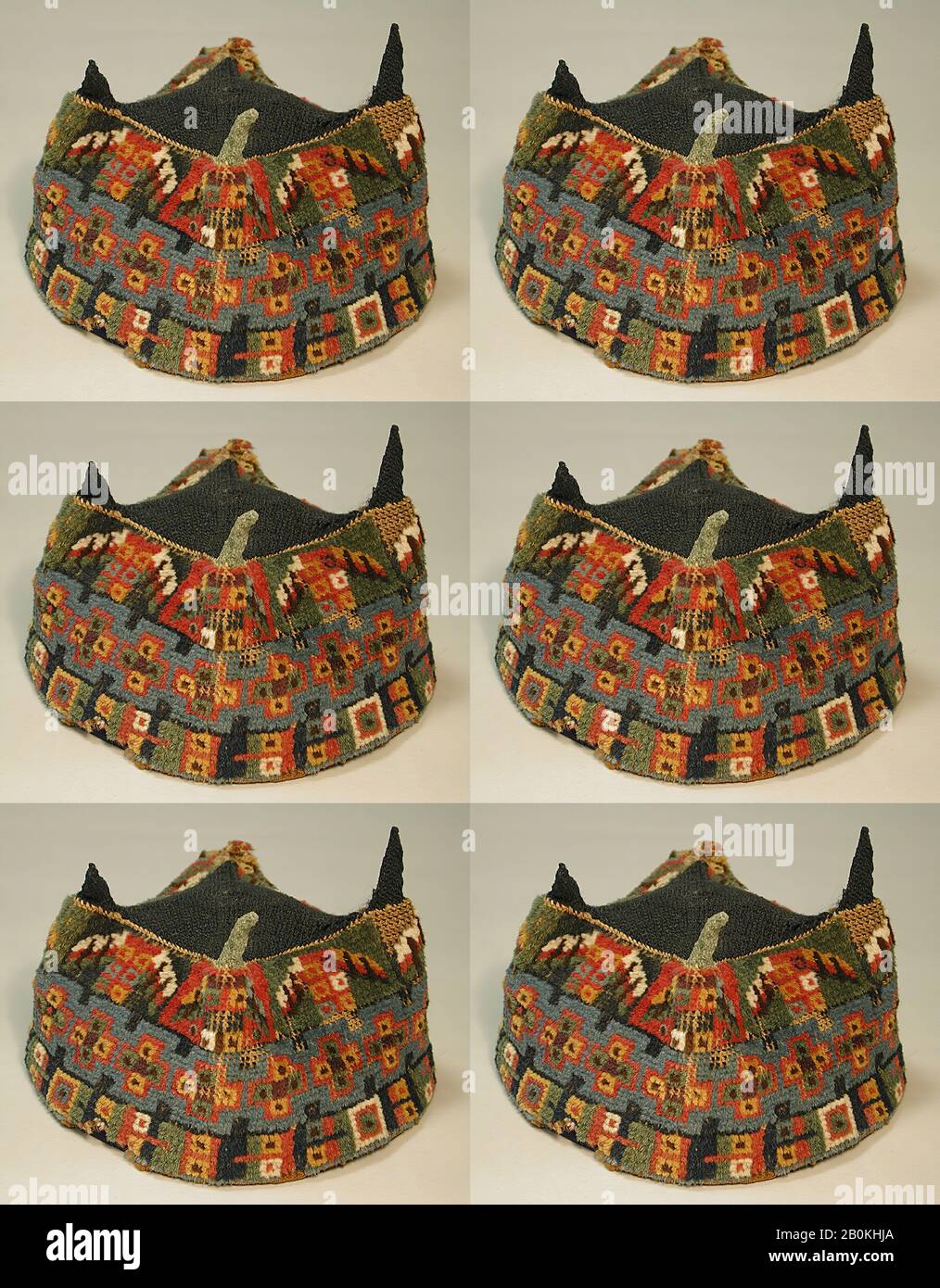 Cappello a quattro Angoli, Wari, 7th-9th secolo, Perù, Wari, capelli Camelidi, H x L: 4 x 6 1/2in. (10,2 x 16,5 cm), Textiles-Costumi Foto Stock