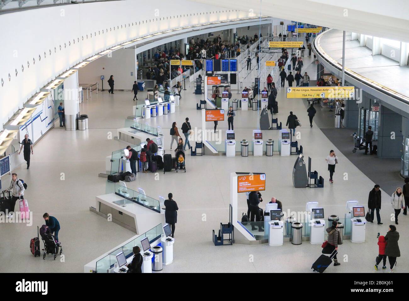 Panoramica del terminal JetBlue all'aeroporto JFK di New York, Stati Uniti Foto Stock