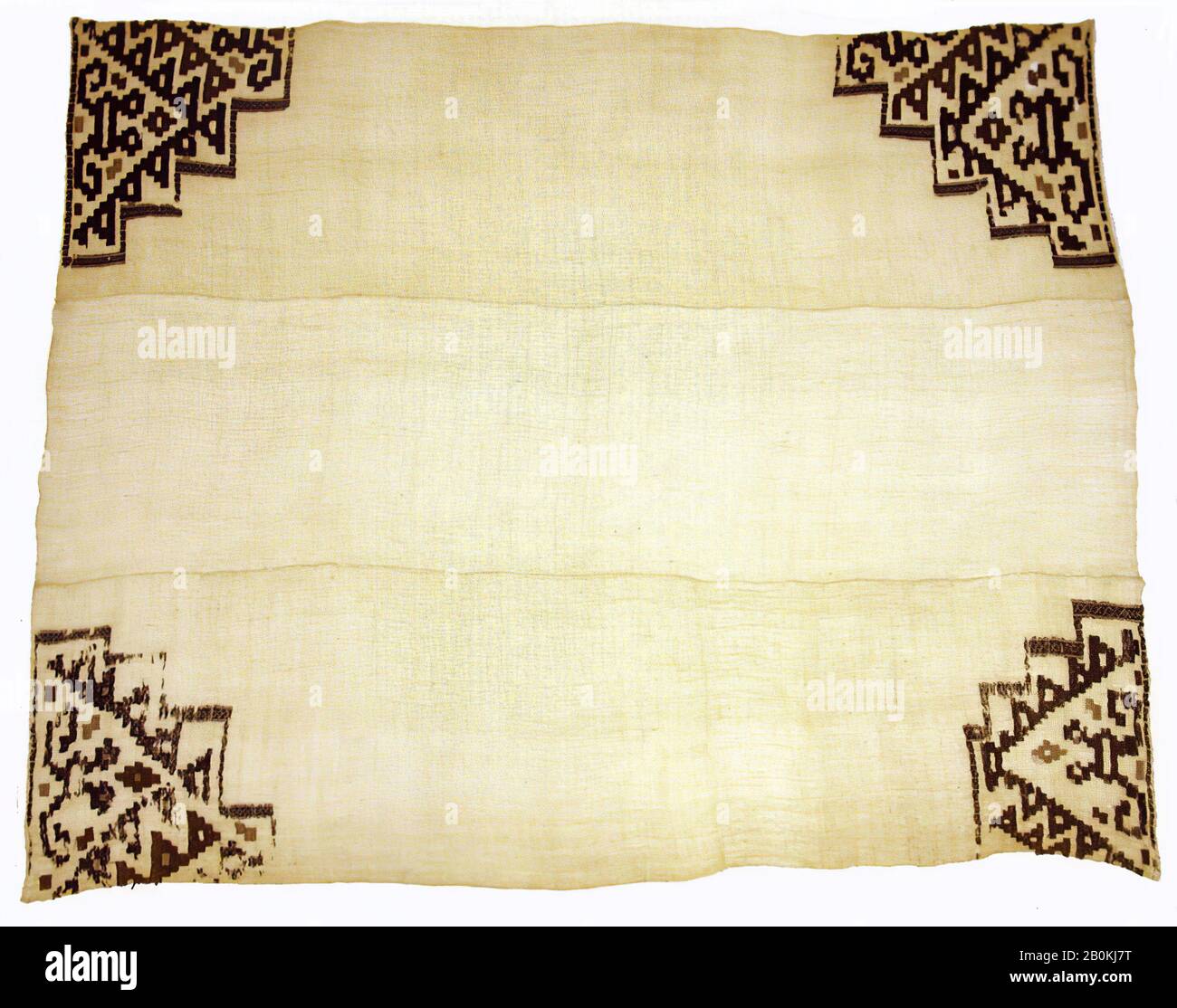 Mantello, Chimú, 12th–15th secolo, Perù, Chimú, cotone, capelli camelidi, 58 1/2 x 69 3/4 in. (148,59 x 177,17 cm), tessuto tessile Foto Stock