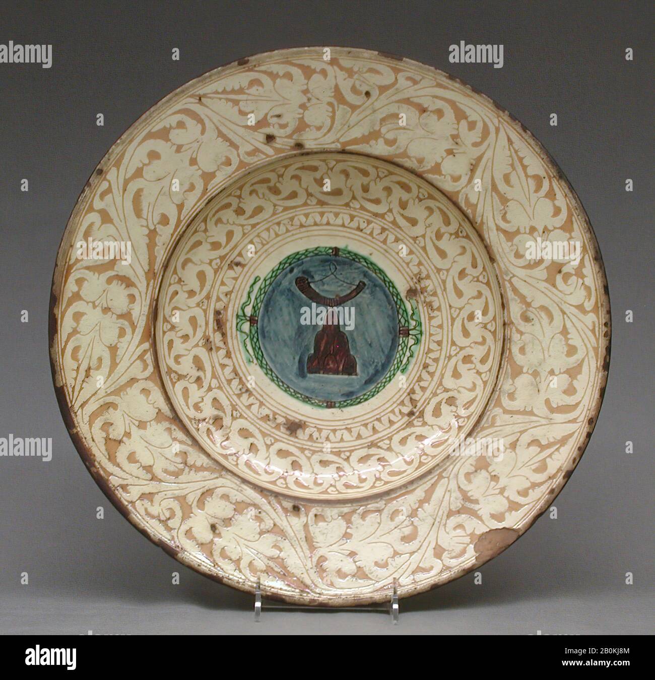 Altopiano, Italiano, Toscana, inizio 16th secolo, Italiano, Toscana, Earthenware, Totale: 3 × 15 1/4 in. (7,6 × 38,7 cm), ceramica-ceramica Foto Stock