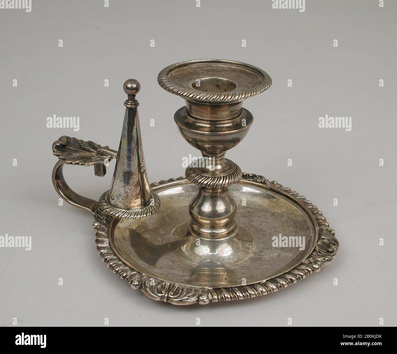 William Elliott, Chamberstick (uno di un paio), British, London, William Elliott (attivo nel 1809 – dopo il 1825, morì ca. 1854), 1816–17, British, London, Silver, Totale: 3 1/8 × 5 1/4 In. (7,9 × 13,3 cm), Metallo-argento Foto Stock