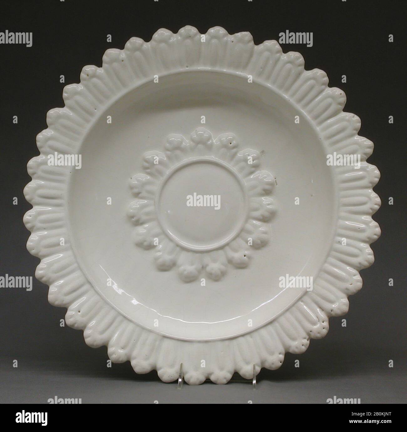 Piatto, italiano, ca. 1650, italiano, terracotta smaltata in stagno, Totale: 2 9/16 × 18 3/4 in. (6,5 × 47,6 cm), ceramica-ceramica Foto Stock