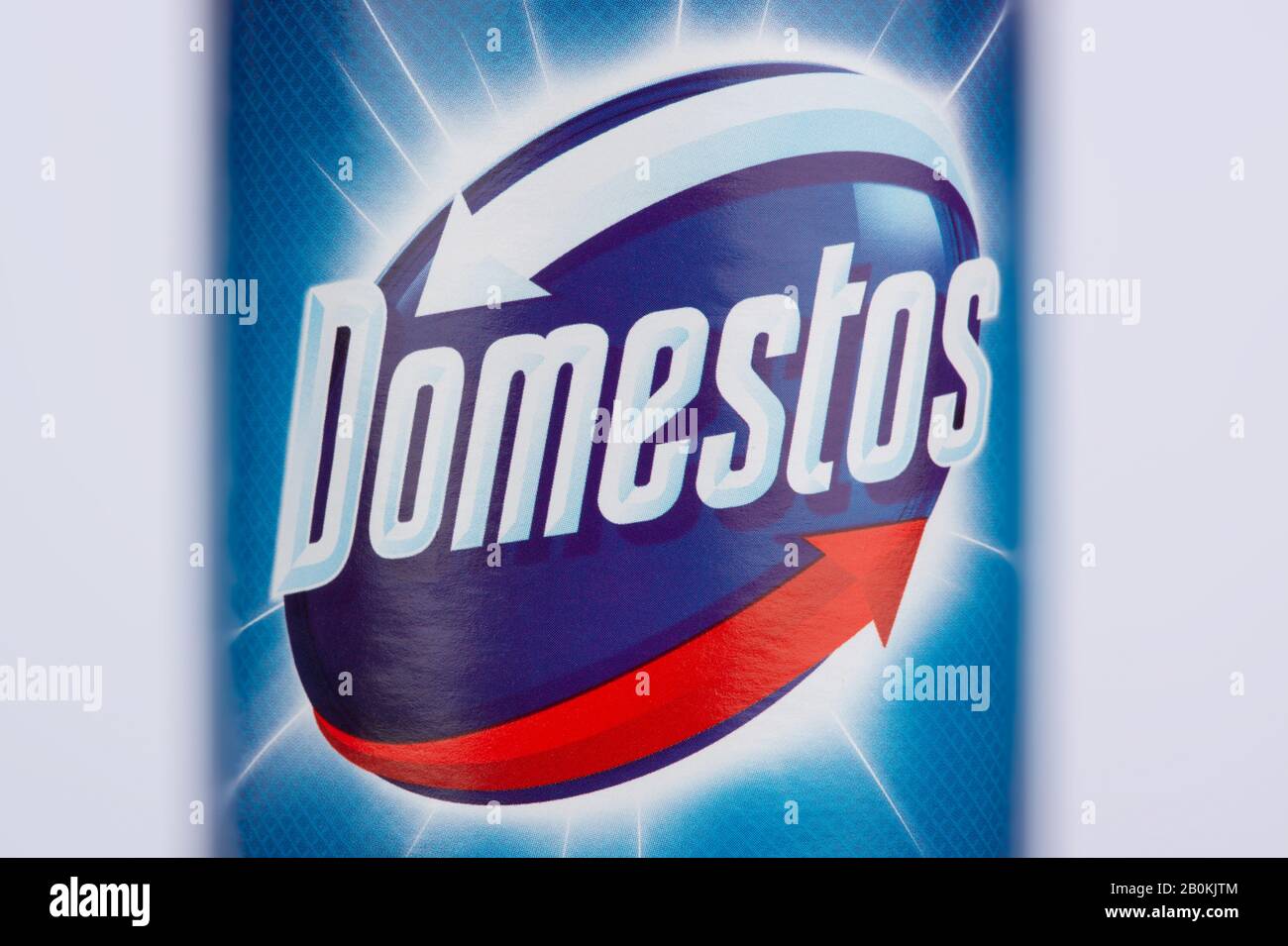 Un primo piano del logo Domestos come sembrano su una bottiglia di candeggina Domestos su uno sfondo bianco. Foto Stock