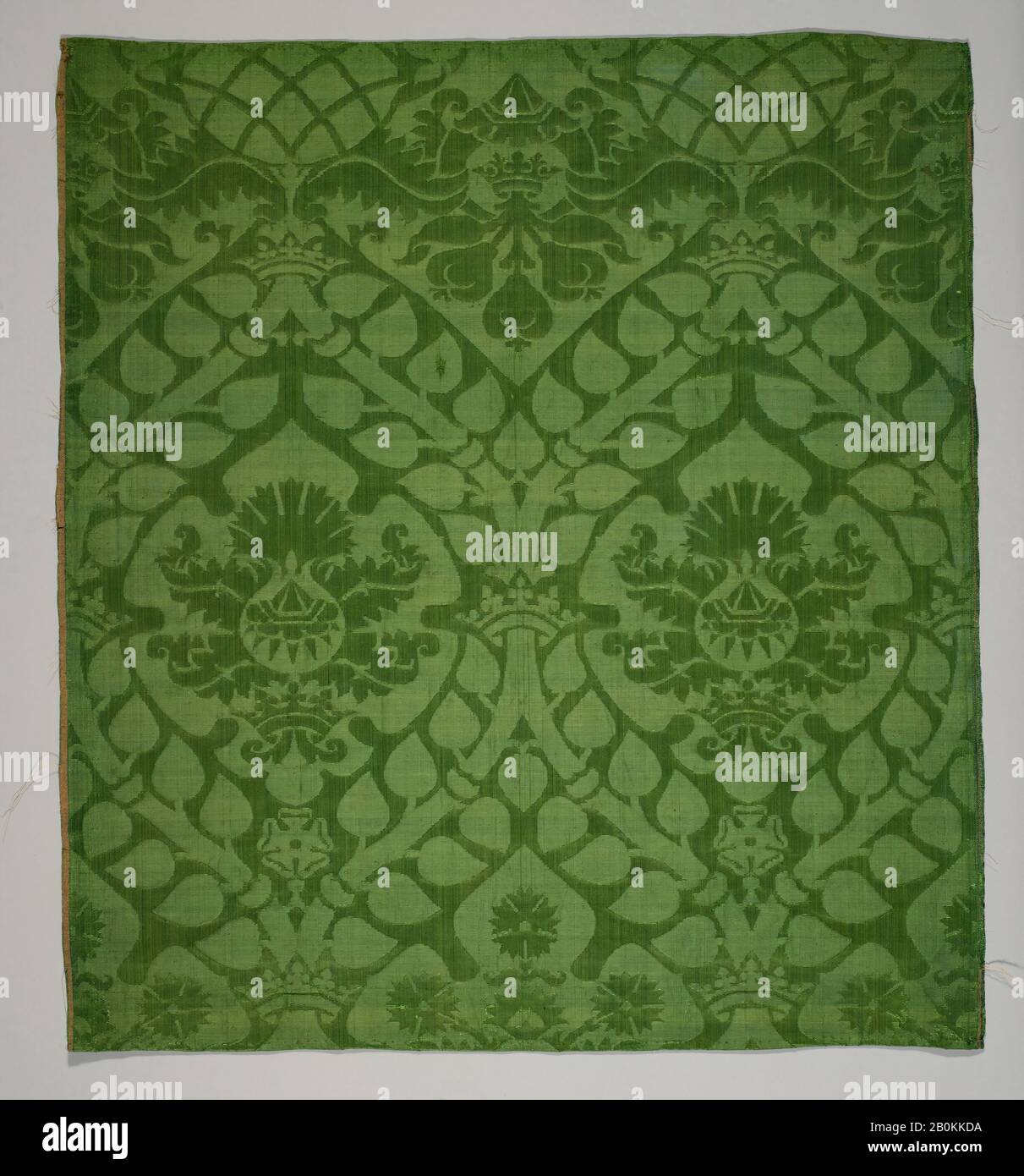 Frammento di damaschi con emblemi matrimoniali, italiano, primo mezzo 16th secolo, italiano, seta, L. 26 x W. 23 pollici (66,0 x 58,4 cm), tessuto tessile Foto Stock