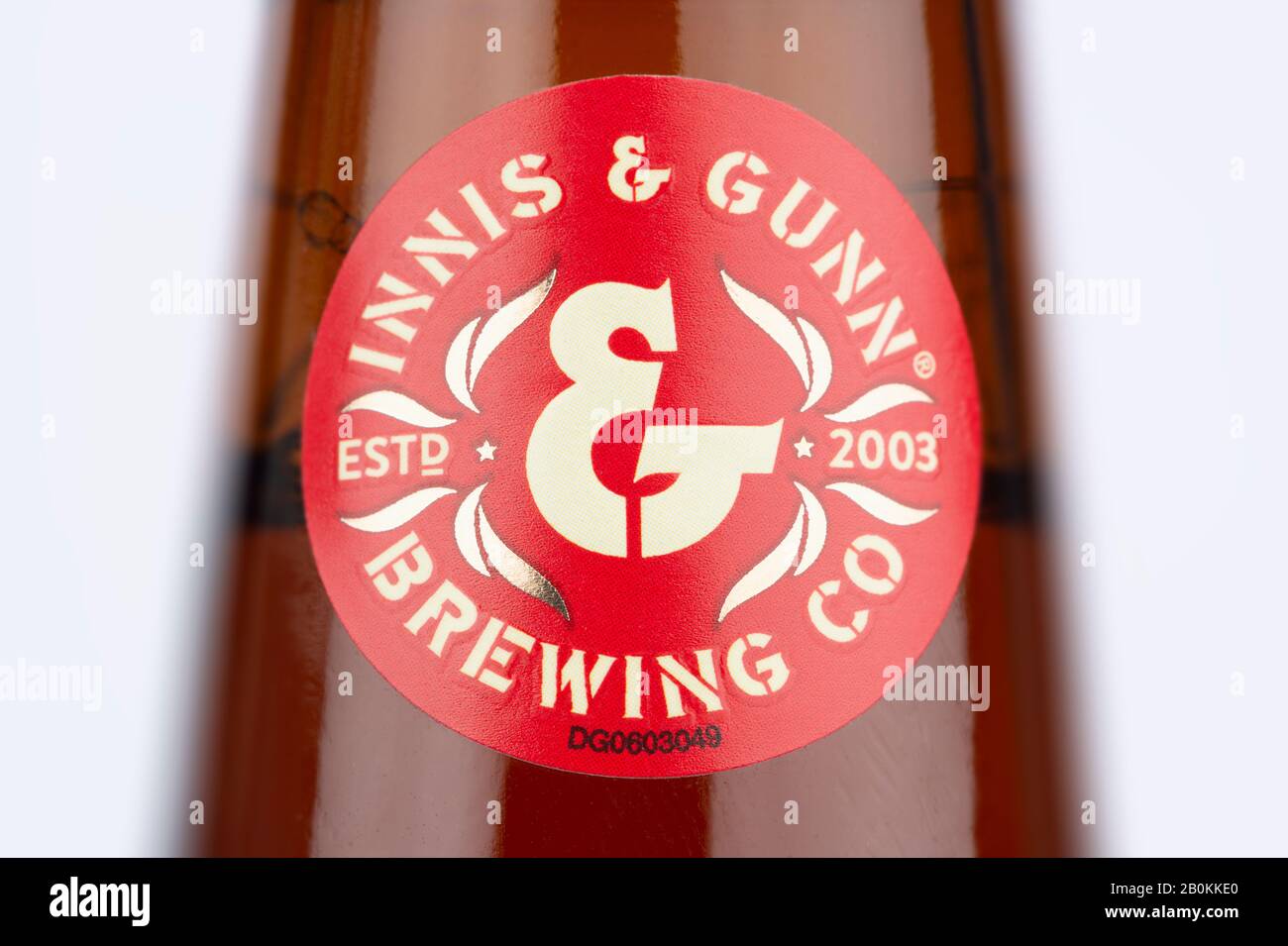 Un primo piano del logo del marchio come visto su una bottiglia di Innis & Gunn bourbon barile scotch ale girato su uno sfondo bianco. Foto Stock