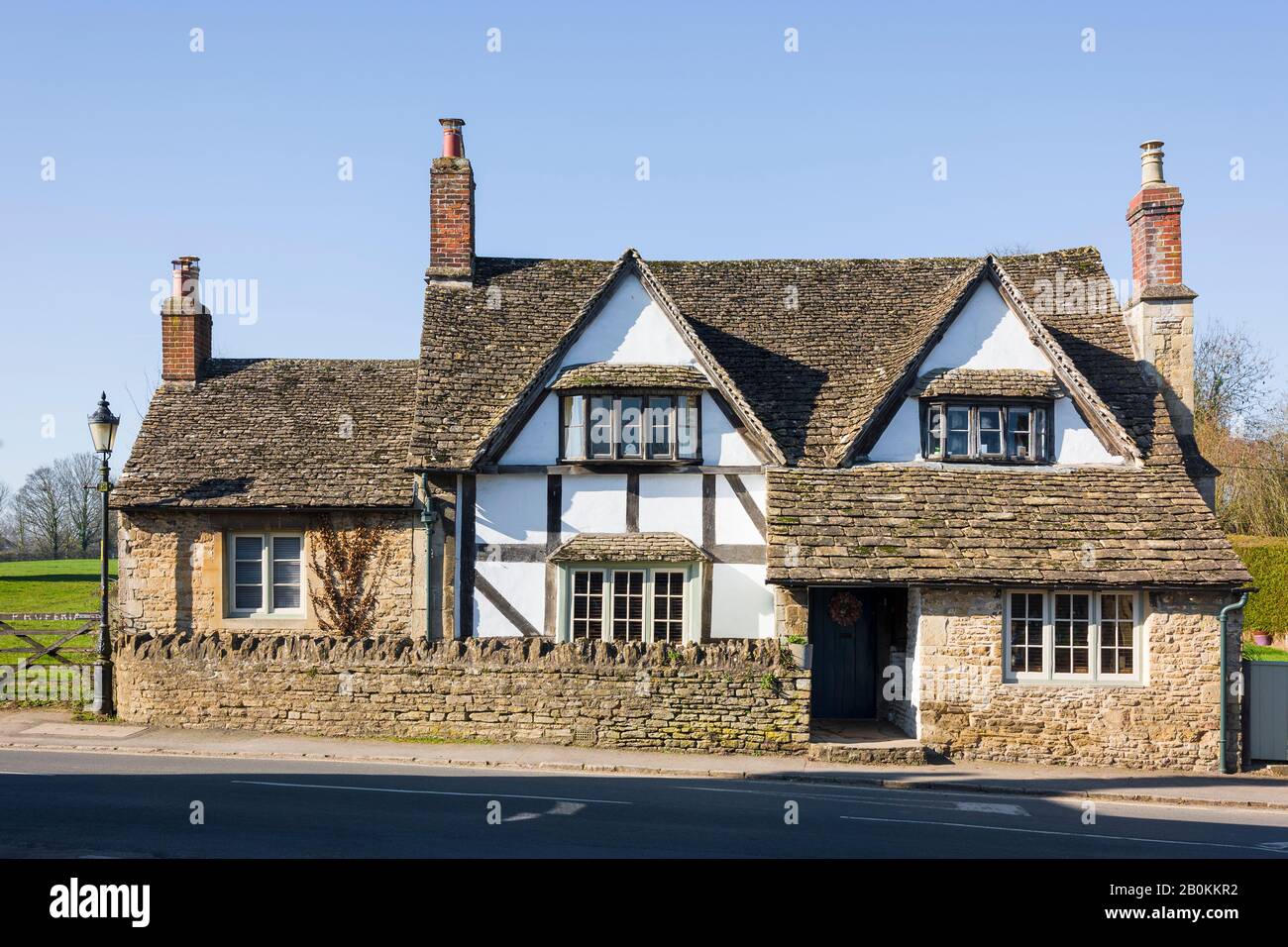 Un classico cottage in pietra nello storico villaggio inglese di Lacock nel Wiltshire Inghilterra Regno Unito Foto Stock
