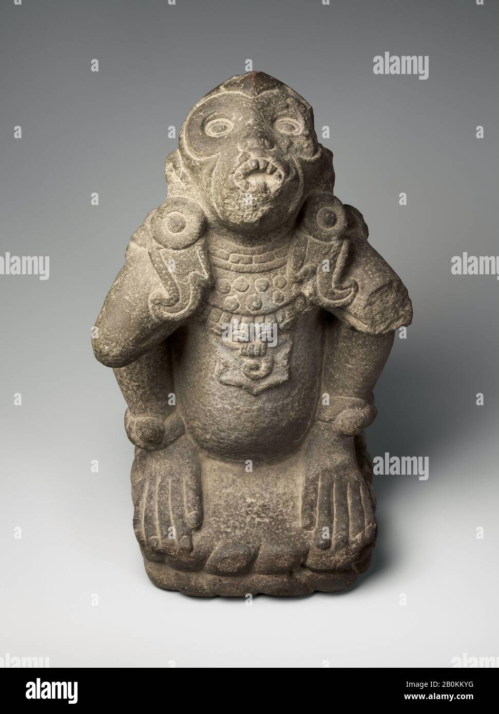 Scimmia ragno con Dio vento Regalia, Aztec, 13th–16th secolo, Messico, Aztec, pietra, H. 15 9/16 × W. 9 1/2 × D. 10 in. (39,5 × 24,1 × 25,4 cm), scultura in pietra Foto Stock