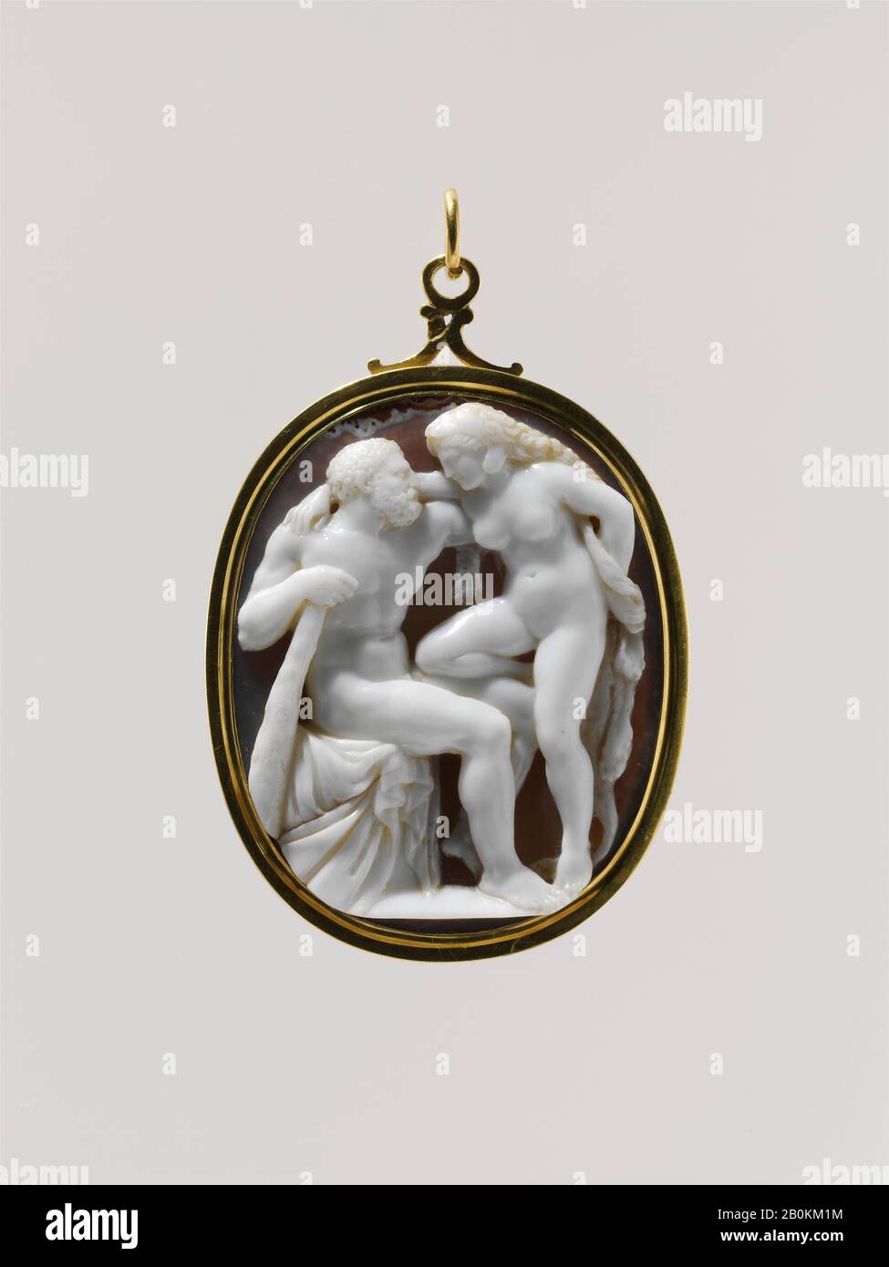 Hercules e Omphale, probabilmente italiano, fine 17th-inizio 18th secolo, probabilmente italiano, Sardonyx, montato in oro come pendente, Nel Complesso: 3 x 1 7/8in. (7,6 x 4,8 cm); cameo visibile: 54 x 43 mm, Orli lapidari Foto Stock