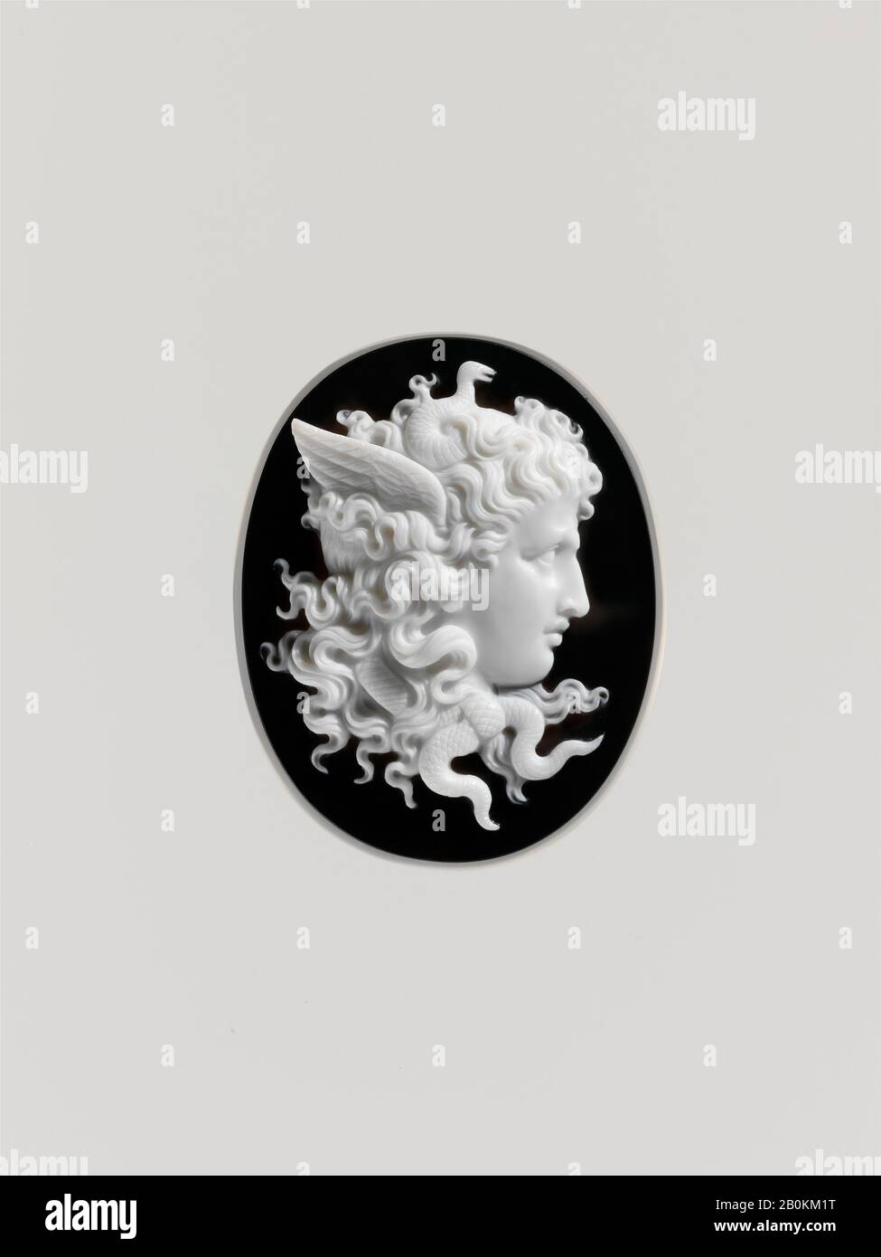 Medusa, Italiano, Roma, Ca. 1860–70, italiano, Roma, onice, Totale: 1 7/8 x 1 1/2 in. (4,8 x 3,8 cm); 47,6 x 38,2 x 10 mm, Gemme Da Lavoro lapidarie Foto Stock