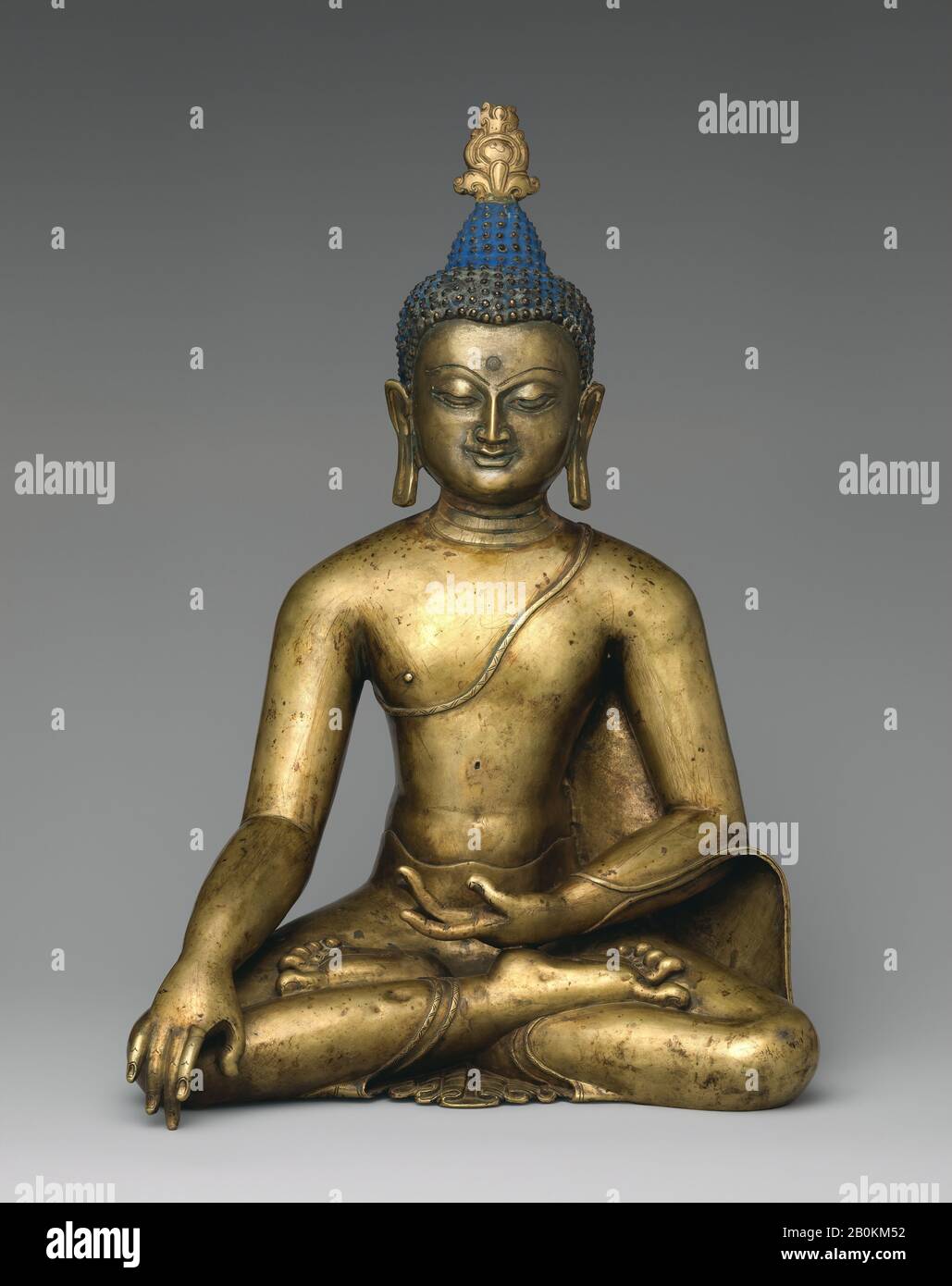 Buddha Shakyamuni, Tibet centrale, 12th secolo, Tibet centrale, Ottone con pigmenti colorati, H. 15 1/2 in. (39,4 cm); W. 10 7/16 in. (26,5 cm); D. 8 5/8 in. (21,9 cm), scultura Foto Stock