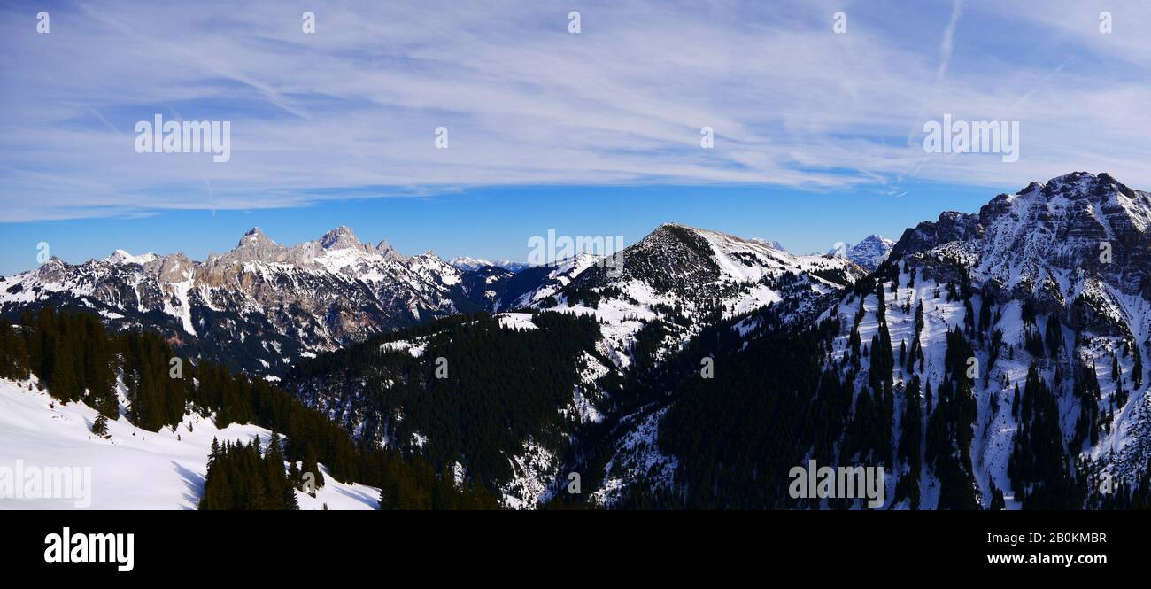 Valle di Tannheim, Austria: Panorama delle Alpi del Tirolo Foto Stock