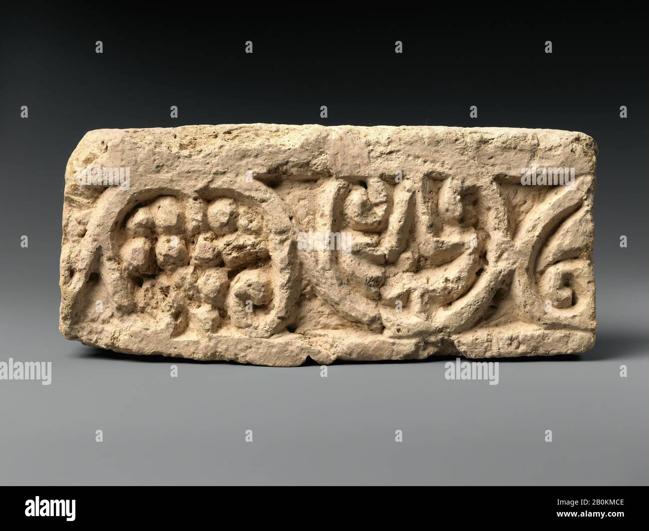 Mattoni glassati, parti, parti, Data ca. 1st-2nd secolo A.D, Da Mesopotamia, Ctesifone, Parthian, Ceramica, glassa, 5 1/2 × 12 1/2 × 3 1/16 in. (14 × 31,8 × 7,8 cm), ceramica Foto Stock