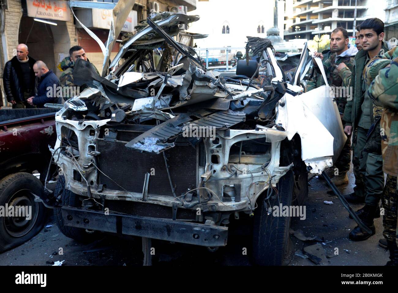Damasco, Siria. 20th Feb, 2020. Il 20 febbraio 2020, nella zona di Marjeh di Damasco, in Siria, è visibile un camion danneggiato. Un dispositivo esplosivo strappato attraverso un pick-up nel cuore della capitale Damasco Giovedi, agenzia di notizie stato SANA riferito. Credit: Ammar Safarjalani/Xinhua/Alamy Live News Foto Stock
