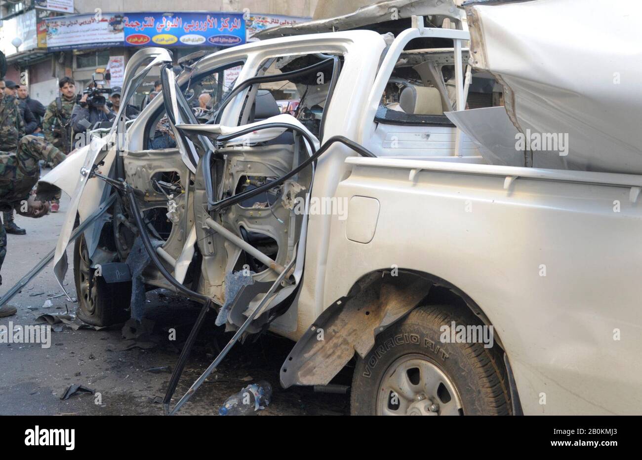 Damasco, Siria. 20th Feb, 2020. Il 20 febbraio 2020, nella zona di Marjeh di Damasco, in Siria, è visibile un camion danneggiato. Un dispositivo esplosivo strappato attraverso un pick-up nel cuore della capitale Damasco Giovedi, agenzia di notizie stato SANA riferito. Credit: Ammar Safarjalani/Xinhua/Alamy Live News Foto Stock